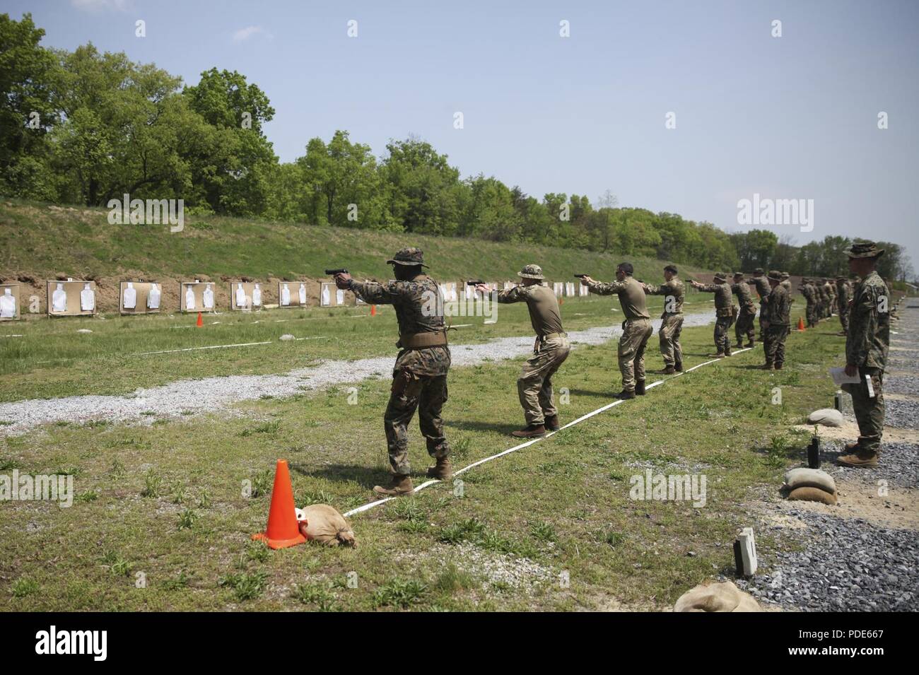 Les Marines américains avec le 6e Bataillon de soutien du génie, 4e Groupe Logistique, maritime et du commando britannique avec 131 Escadron Commando des Royal Engineers, l'armée britannique, conduite de tir réel d'un stand de tir au cours de l'exercice Red Dagger à Fort Indiantown Gap, en Pennsylvanie, le 15 mai 2018. L'exercice Red poignard est un exercice d'entraînement bilatéral qui donne l'occasion d'échanger des Marines tactiques, techniques et procédures ainsi qu'établir des relations de travail avec leurs homologues britanniques. Banque D'Images