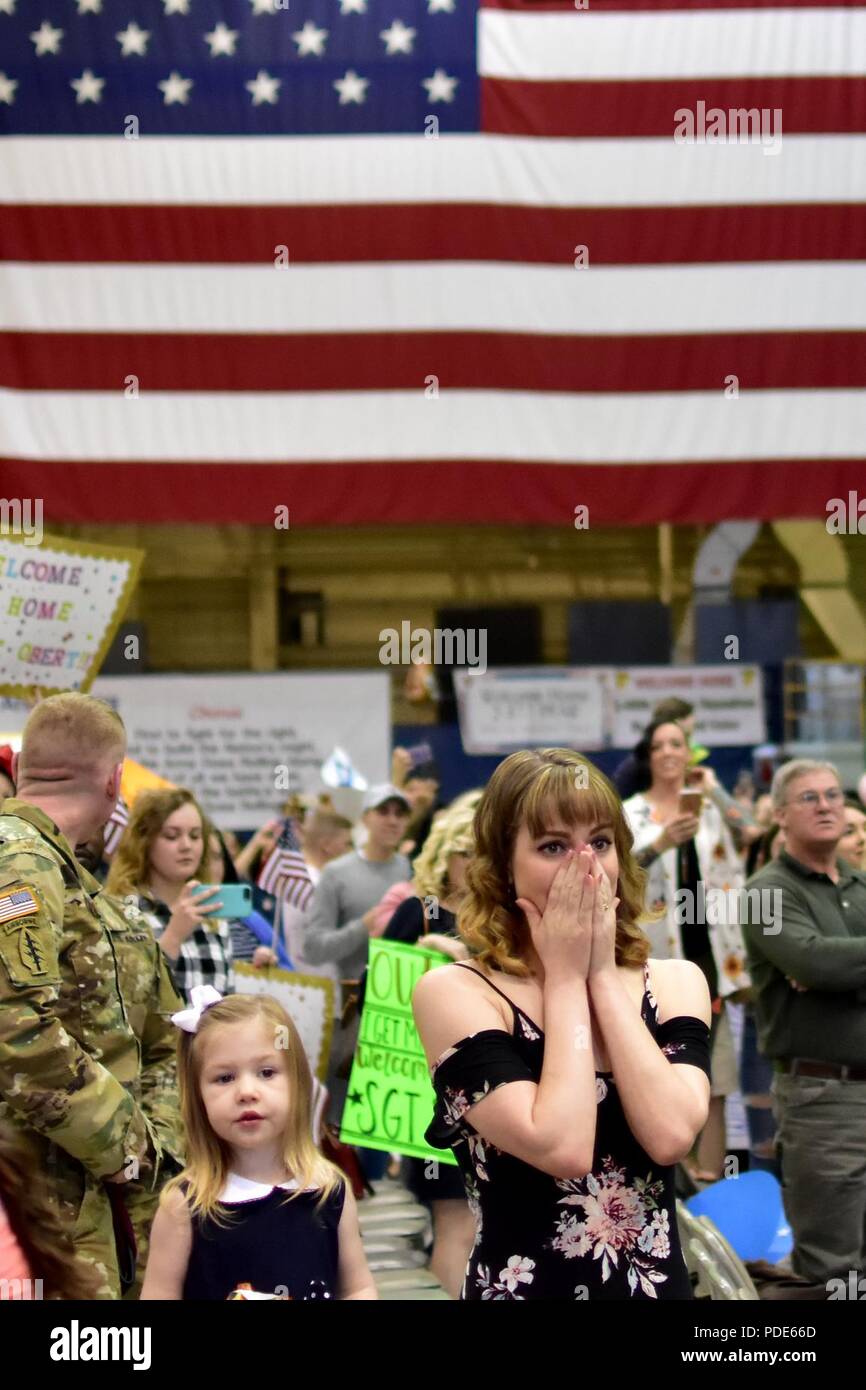 Kelsey Foster et sa fille Claire anticiper l'arrivée imminente de Sgt. Ashton Foster de Joint Base Elmendorf-Richardson Hangar 1 du dimanche 13 mai. Près de 300 parachutistes, de l'armée américaine Alaska's 4th Infantry Brigade Combat Team (Airborne), 25e Division d'infanterie, au retour d'un déploiement de neuf mois en Afghanistan dans le cadre de l'opération Liberté's Sentinel. (L'Armée Banque D'Images