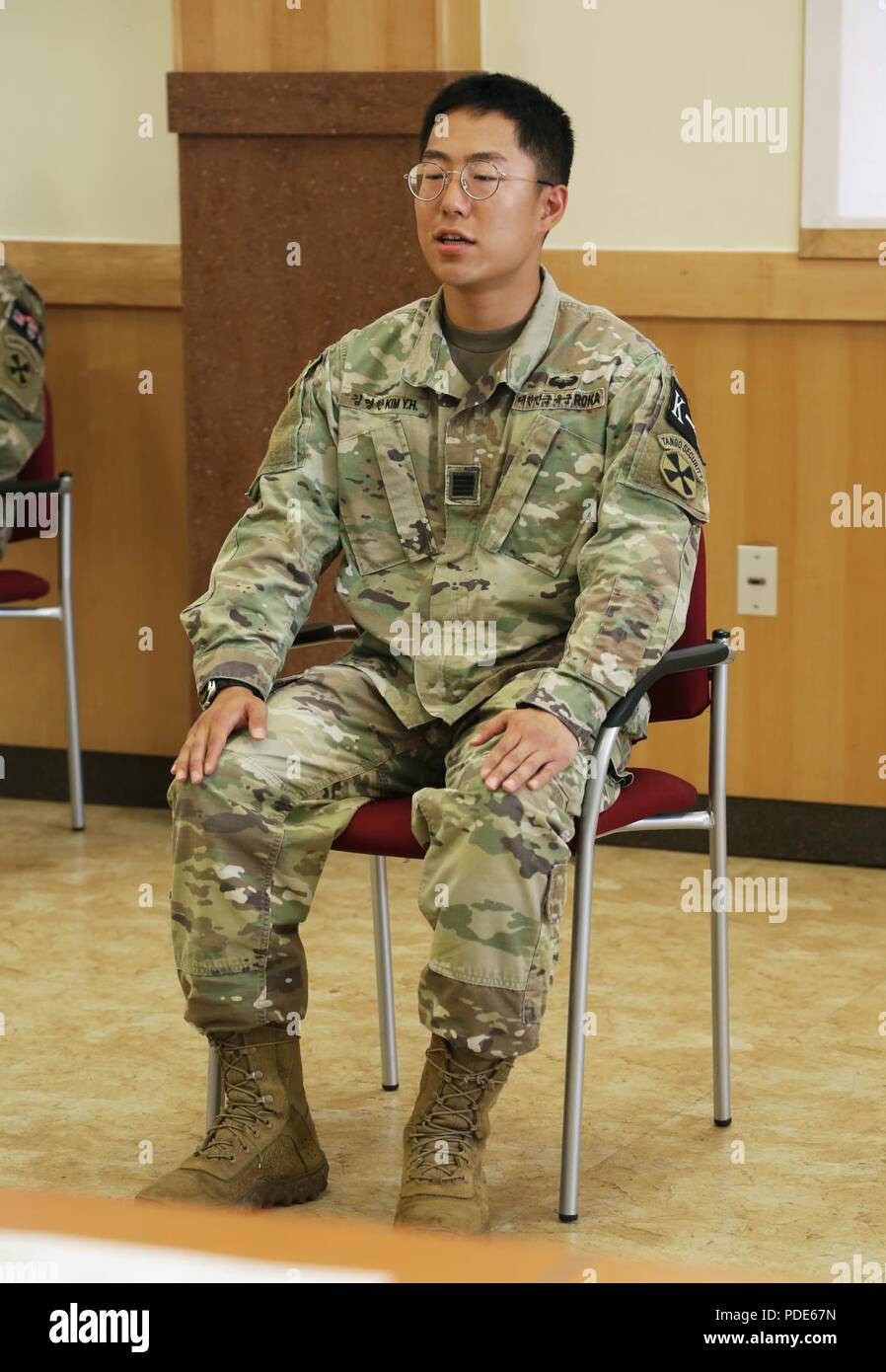 Le sergent de l'armée américaine. Kim Young Han, originaire de Daegu, en République de Corée affecté à 8 e armée, Camp Humphreys, répond à une question à la Chambre au cours de la 8 e armée 2018 Concours meilleur guerrier, qui s'est déroulée au Camp Casey, République de Corée, le 15 mai 2018. Le huitième meilleur guerrier de l'Armée de la concurrence est tenu de reconnaître et de sélectionner les plus qualifiés se sont enrôlés et junior sous-officier pour représenter 8 e armée à l'armée américaine meilleur guerrier Pacifique compétition à Schofield Barracks, HI. Le concours permettra également reconnaître l'agent les plus performants, l'adjudant et le coréen de renforts à th Banque D'Images