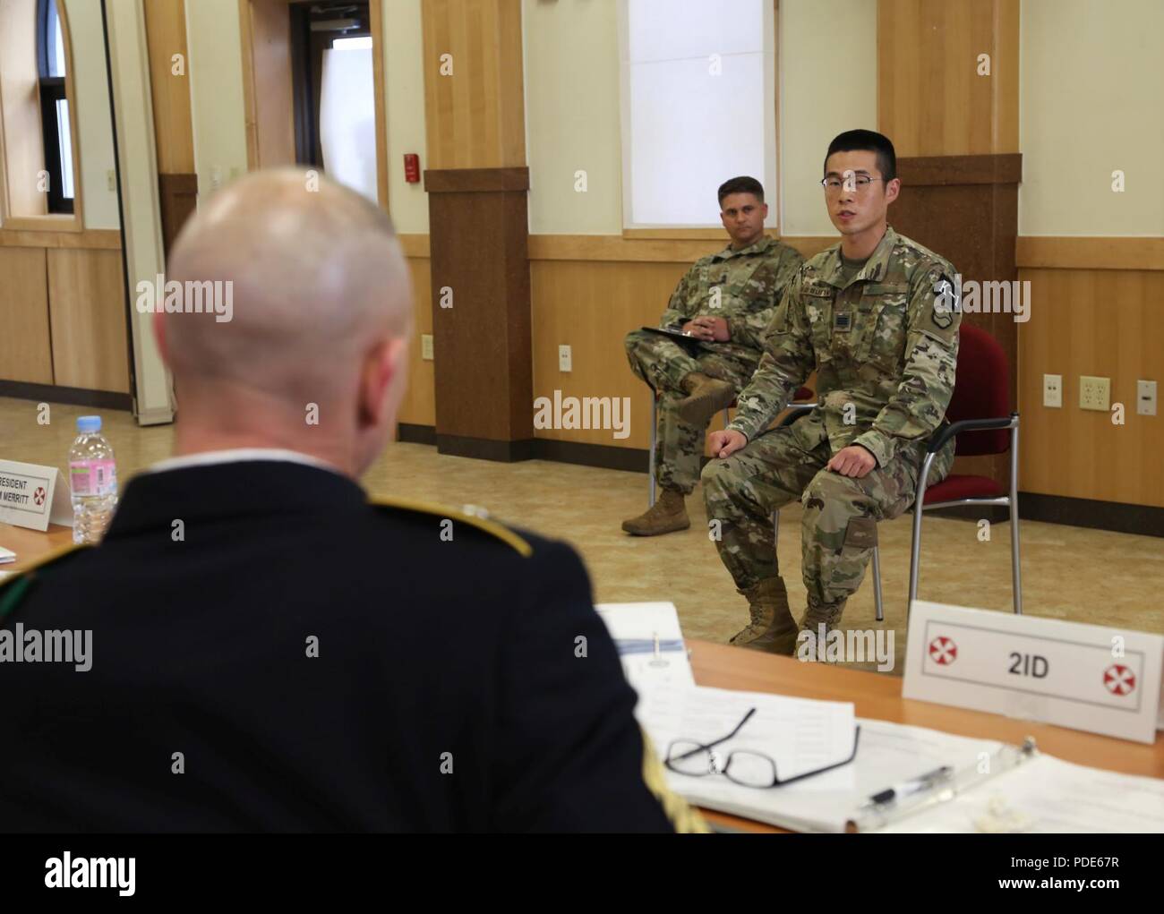 Circuit de l'armée américaine. Sang Chang, Lee, originaire de Changwon, République de Corée, affecté à la Compagnie de la Police militaire à sa 557ème, répond à une question à la Chambre au cours de la 8 e armée 2018 Concours meilleur guerrier, qui s'est déroulée au Camp Casey, République de Corée, le 15 mai 2018. Le huitième meilleur guerrier de l'Armée de la concurrence est tenu de reconnaître et de sélectionner les plus qualifiés se sont enrôlés et junior sous-officier pour représenter 8 e armée à l'armée américaine meilleur guerrier Pacifique compétition à Schofield Barracks, HI. Le concours permettra également reconnaître l'agent les plus performants, l'adjudant et le coréen augmenter Banque D'Images