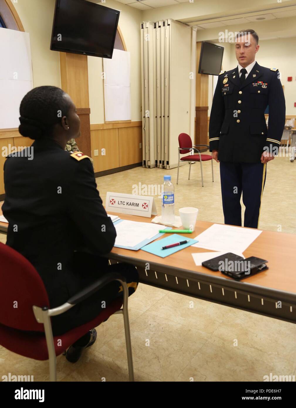 La 1ère Armée américaine, le lieutenant Roman Hatala, native de Basking Ridge, New Jersey affecté à la 2e Division d'infanterie, s'établit à l'attention à l'officier de sélection au cours de la 8 e armée 2018 Concours meilleur guerrier, qui s'est déroulée au Camp Casey, République de Corée, le 16 mai 2018. Le huitième meilleur guerrier de l'Armée de la concurrence est tenu de reconnaître et de sélectionner les plus qualifiés se sont enrôlés et junior sous-officier pour représenter 8 e armée à l'armée américaine meilleur guerrier Pacifique compétition à Schofield Barracks, HI. Le concours permettra également reconnaître l'agent les plus performants, l'adjudant et le coréen augmenta Banque D'Images