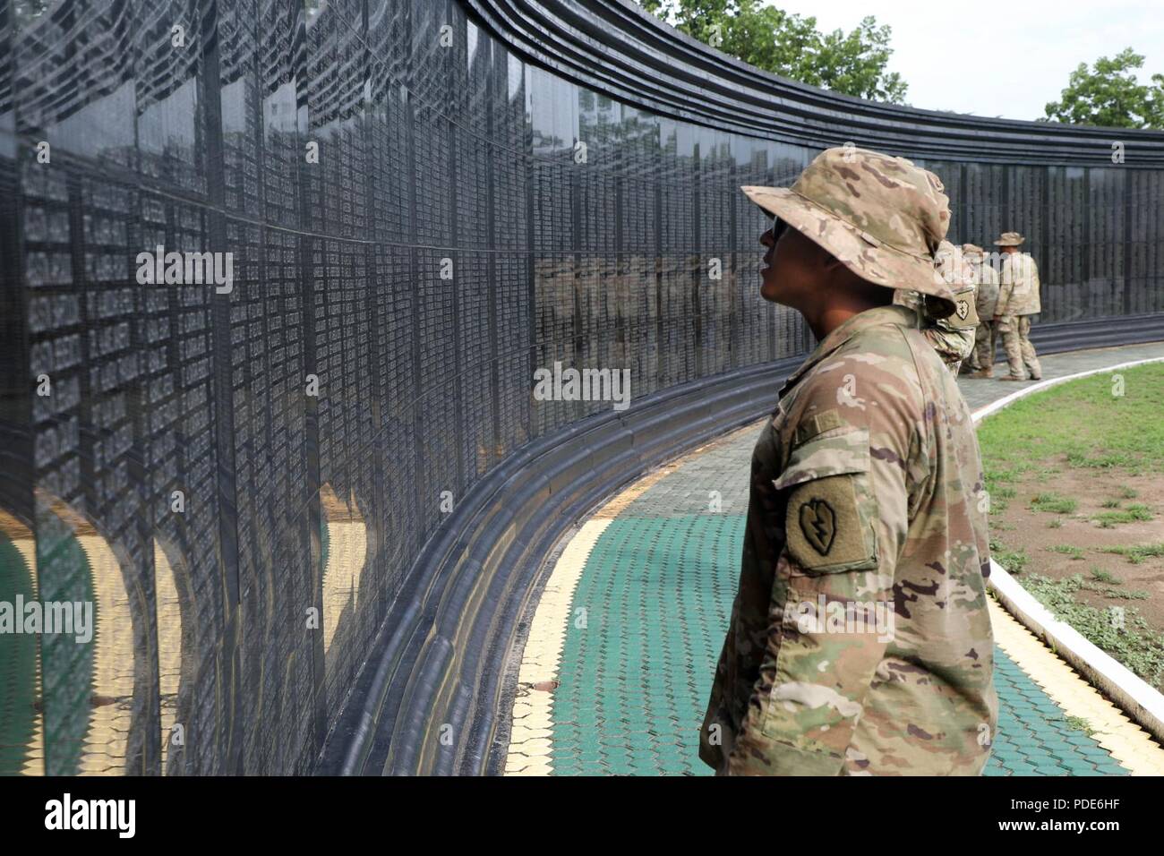 Les soldats de l'Armée américaine à partir de la 1e Bataillon, 21e Régiment d'infanterie, 2e Brigade Combat Team, 25e Division d'infanterie, visitez le Bataan Memorial au camp O'Donnell, Philippines 14 mai 2018 dans le cadre d'une appréciation culturelle jour au cours de l'exercice Balikatan 2018.Les soldats ont visité le Mémorial en l'honneur des héros morts, qui est estimé à plus de 18 000 Philippins et Américains de la Seconde Guerre mondiale qui ont été forcés de mars plus de 60 milles dans des conditions extrêmes. Exercice Balikatan, dans sa 34e version, est un américain annuel-exercice d'entraînement militaire des Philippines est concentré sur un Banque D'Images