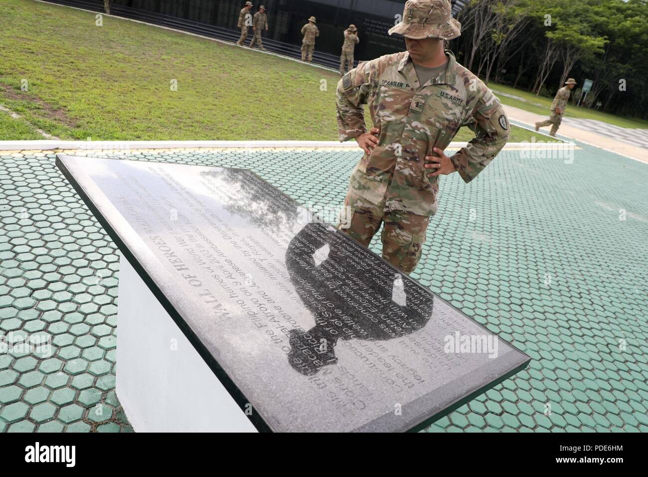 L'Adjudant-chef de l'armée américaine Jeffrey Spangler, un soldat du 1er Bataillon, 21e Régiment d'infanterie, 2e Brigade Combat Team, 25e Division d'infanterie, visite le Bataan Memorial au camp O'Donnell, Philippines 14 mai 2018 dans le cadre d'une appréciation culturelle jour au cours de l'exercice Balikatan 2018. Les soldats ont visité le Mémorial en l'honneur des héros morts, qui est estimé à plus de 18 000 Philippins et Américains de la Seconde Guerre mondiale qui ont été forcés de mars plus de 60 milles dans des conditions extrêmes. Exercice Balikatan, dans sa 34e version, est un américain annuel-Philipp Banque D'Images