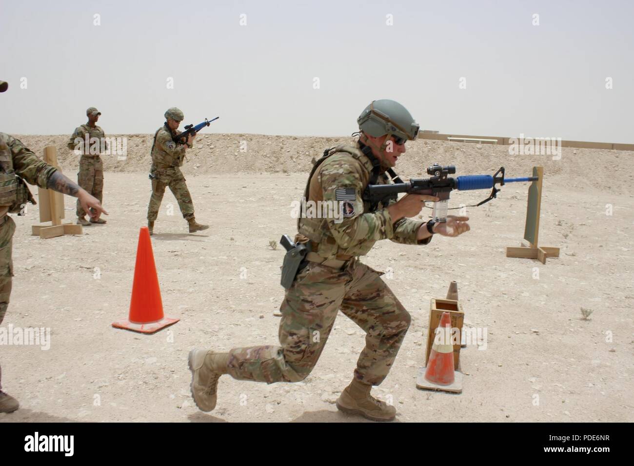 Les membres du 379e Escadron des Forces de sécurité de la Force expéditionnaire du train dans plusieurs zones de protection de sécurité à Al Udeid Air Base, au Qatar le 14 mai 2018. Déploiement des forces de sécurité à leurs bases à l'étranger pour les installations de garde, du personnel et de fournir en complément de la loi, de la sécurité et les mesures antiterroristes. Au cours de la Semaine de la police 2018 (13 mai - 18 mai), les membres de l'ESF a occupé de nombreux événements pour mettre en lumière les capacités et les compétences ; la semaine s'est terminée par un service commémoratif en l'honneur d'humains qui sont morts dans l'exercice de leurs fonctions. Banque D'Images