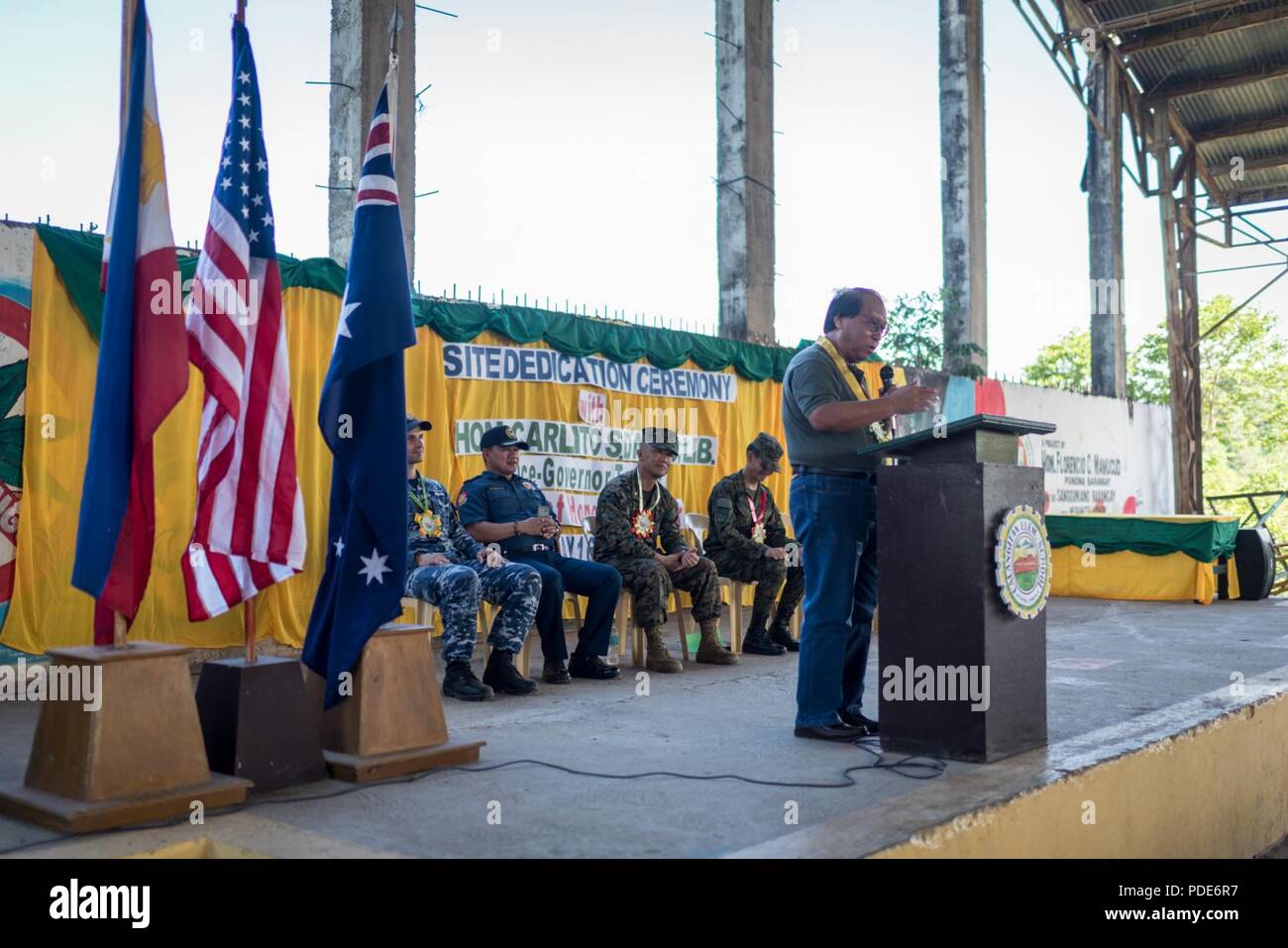 Tarlac Vice Gov. Carlitos David prend la parole lors de l'inauguration d'une nouvelle classe à deux chambres construites dans le cadre de l'exercice Balikatan à Calangitan Elementary School de CAPAS, Tarlac, Philippines, le 16 mai 2018. Exercice Balikatan, dans sa 34e version, est un américain annuel-exercice d'entraînement militaire des Philippines a porté sur une grande variété de missions, y compris l'assistance humanitaire et les secours en cas de catastrophe, la lutte contre le terrorisme, et d'autres opérations militaires conjointes tenues du 7 mai au 18 mai. Banque D'Images