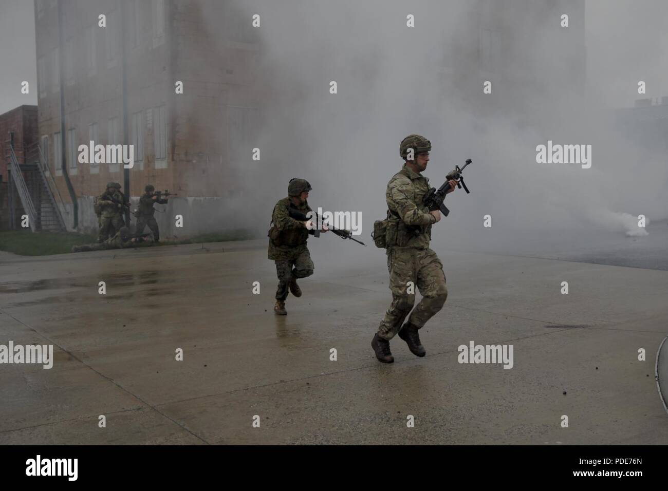 Les Marines américains avec le 6e Bataillon de soutien du génie, 4e Groupe Logistique, maritime et du commando britannique avec 131 Escadron Commando des Royal Engineers de l'armée britannique, la pratique, l'élimination d'un village à l'opérations militaires sur terrain urbanisé, ou relais de structure, au cours de l'exercice Red Dagger à Fort Indiantown Gap, en Pennsylvanie, le 16 mai 2018. L'exercice Red poignard est un exercice d'entraînement bilatéral qui donne l'occasion d'échanger des Marines tactiques, techniques et procédures ainsi qu'établir des relations de travail avec leurs homologues britanniques. Banque D'Images