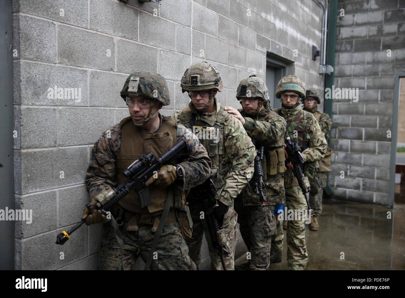 Les Marines américains avec le 6e Bataillon de soutien du génie, 4e Groupe Logistique, maritime et du commando britannique avec 131 Escadron Commando des Royal Engineers de l'armée britannique, la pratique, l'élimination d'un édifice à l'opérations militaires sur terrain urbanisé, ou relais de structure, au cours de l'exercice Red Dagger à Fort Indiantown Gap, en Pennsylvanie, le 16 mai 2018. L'exercice Red poignard est un exercice d'entraînement bilatéral qui donne l'occasion d'échanger des Marines tactiques, techniques et procédures ainsi qu'établir des relations de travail avec leurs homologues britanniques. Banque D'Images