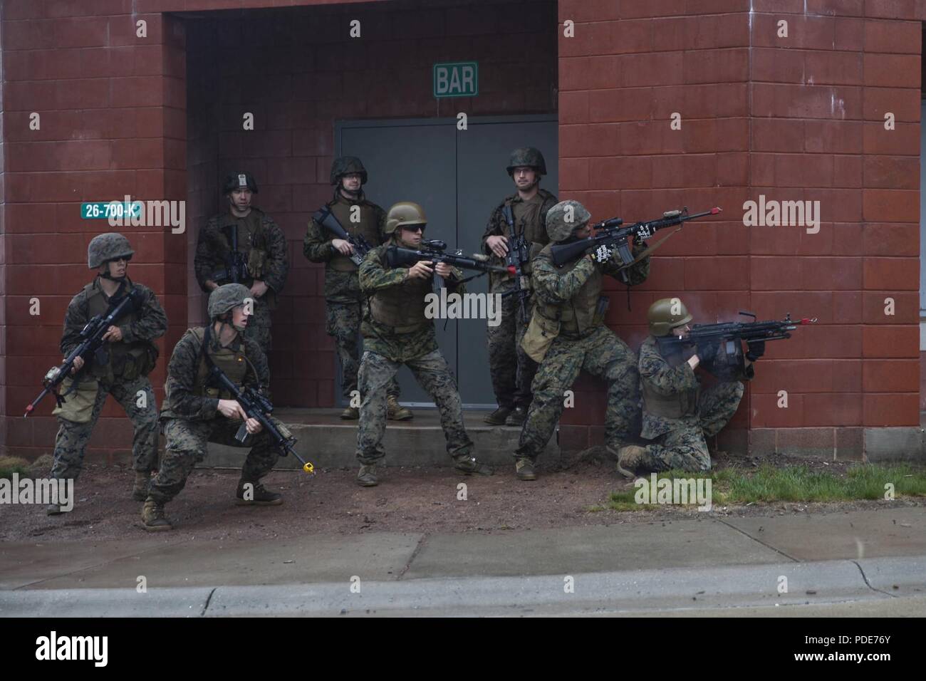 Les Marines américains avec le 6e Bataillon de soutien du génie, 4e Groupe Logistique, maritime et du commando britannique avec 131 Escadron Commando des Royal Engineers de l'armée britannique, la pratique, l'élimination d'un village à l'opérations militaires sur terrain urbanisé, ou relais de structure, au cours de l'exercice Red Dagger à Fort Indiantown Gap, en Pennsylvanie, le 16 mai 2018. L'exercice Red poignard est un exercice d'entraînement bilatéral qui donne l'occasion d'échanger des Marines tactiques, techniques et procédures ainsi qu'établir des relations de travail avec leurs homologues britanniques. Banque D'Images