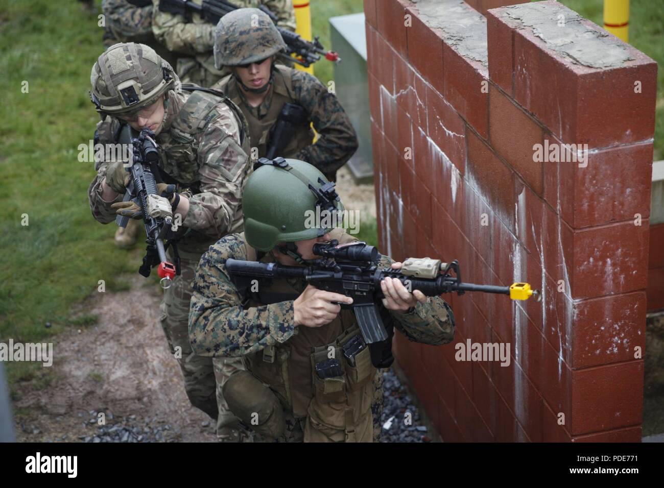 Les Marines américains avec le 6e Bataillon de soutien du génie, 4e Groupe Logistique, maritime et du commando britannique avec 131 Escadron Commando des Royal Engineers de l'armée britannique, la pratique, l'élimination d'un édifice à l'opérations militaires sur terrain urbanisé, ou relais de structure, au cours de l'exercice Red Dagger à Fort Indiantown Gap, en Pennsylvanie, le 16 mai 2018. L'exercice Red poignard est un exercice d'entraînement bilatéral qui donne l'occasion d'échanger des Marines tactiques, techniques et procédures ainsi qu'établir des relations de travail avec leurs homologues britanniques. Banque D'Images