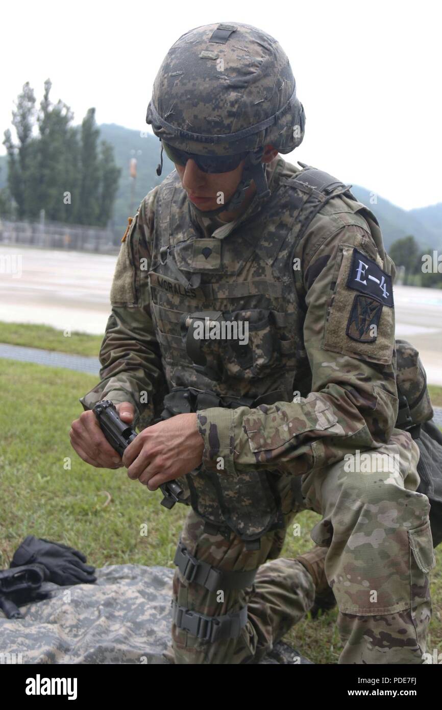 La CPS. Xavier Morales, un Albuquerque, NM native, affecté à la 35e Brigade d'artillerie de défense aérienne, effectue une vérification des fonctions sur un pistolet M9 pendant la journée enjeux partie de la Huitième Armée, 2018 Concours meilleur guerrier, qui s'est déroulée au Camp Casey, République de Corée, le 17 mai. Le huitième meilleur guerrier de l'Armée de la concurrence est tenu de reconnaître et de sélectionner les plus qualifiés se sont enrôlés et junior sous-officier pour représenter 8 e armée à l'armée américaine meilleur guerrier Pacifique compétition à Schofield Barracks, HI. Le concours permettra également reconnaître l'agent les plus performants, l'adjudant et la Corée Banque D'Images