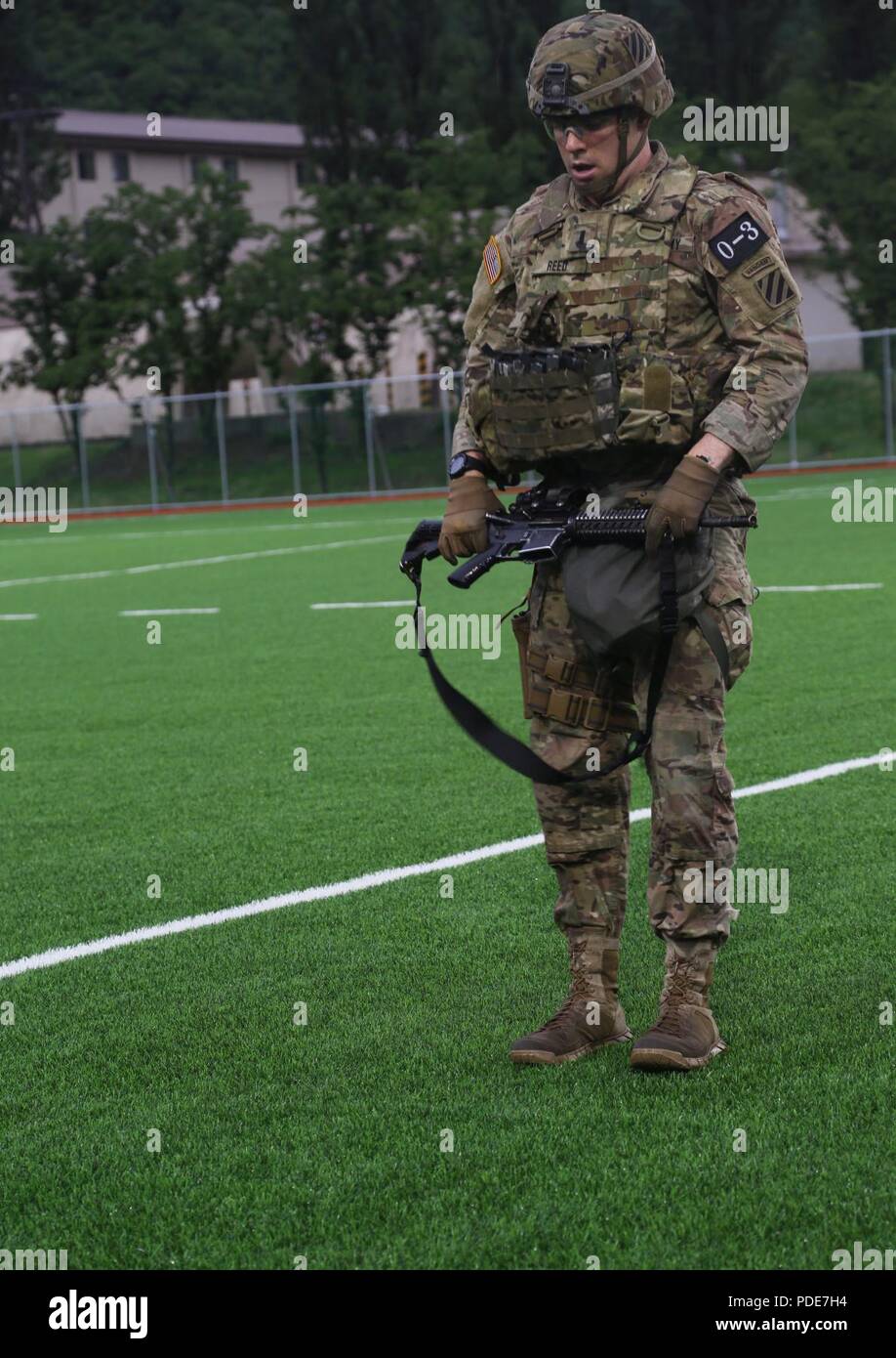 La 1ère Armée américaine, le lieutenant James Reed, originaire de East Islip, NY, affecté à la 2e Division d'infanterie, effectue des sauts burpee au Test d'aptitude physique au cours de la 8 e armée 2018 Concours meilleur guerrier, qui s'est déroulée au Camp Casey, République de Corée, le 17 mai 2018. Le huitième meilleur guerrier de l'Armée de la concurrence est tenu de reconnaître et de sélectionner les plus qualifiés se sont enrôlés et junior sous-officier pour représenter 8 e armée à l'armée américaine meilleur guerrier Pacifique compétition à Schofield Barracks, HI. Le concours permettra également reconnaître l'agent les plus performants, l'adjudant et le coréen augmenta Banque D'Images