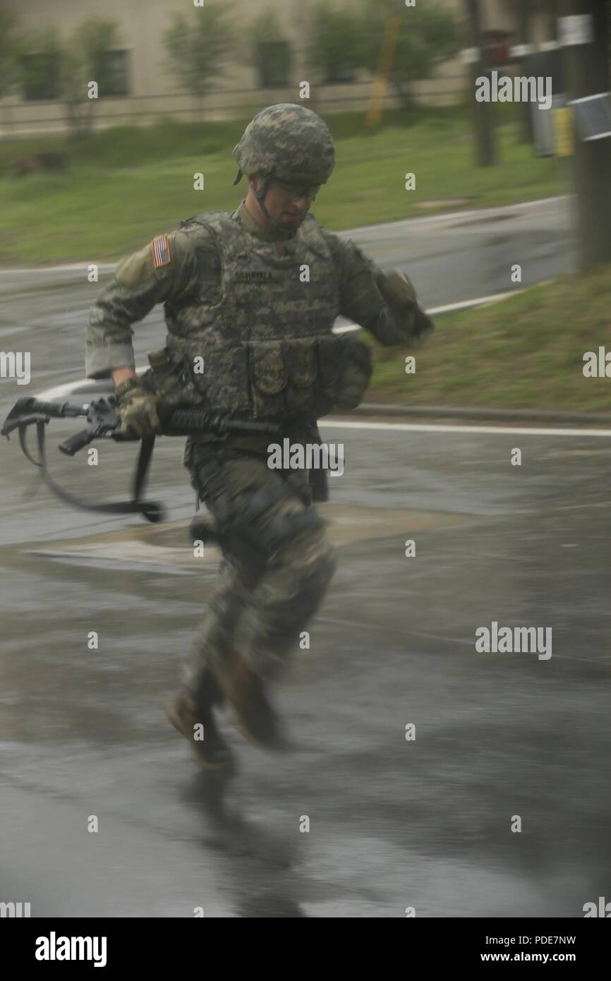 La 1ère Armée américaine, le lieutenant Roman Hatala, originaire de Basking Ridge, NJ, affecté à la 2e Division d'infanterie, sprints avec sa carabine M4-dans la main au cours de la Huitième Armée, la concurrence meilleur Guerrier au Camp Casey, République de Corée, le 17 mai 2018. Le huitième meilleur guerrier de l'Armée de la concurrence est tenu de reconnaître et de sélectionner les plus qualifiés se sont enrôlés et junior sous-officier pour représenter 8 e armée à l'armée américaine meilleur guerrier Pacifique compétition à Schofield Barracks, HI. Le concours permettra également reconnaître l'agent les plus performants, l'adjudant et le coréen de renforts à l'Armée américaine Banque D'Images