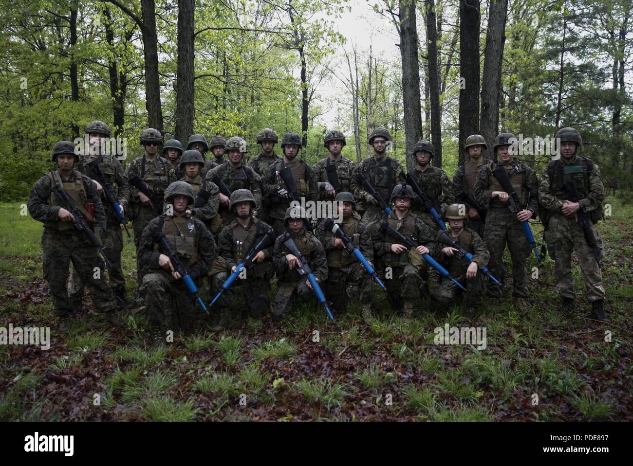 Les Marines américains avec le 6e Bataillon de soutien du génie, 4e Groupe Logistique, maritime et du commando britannique avec 131 Escadron Commando des Royal Engineers, l'armée britannique, poser pour un peloton Banque D'Images