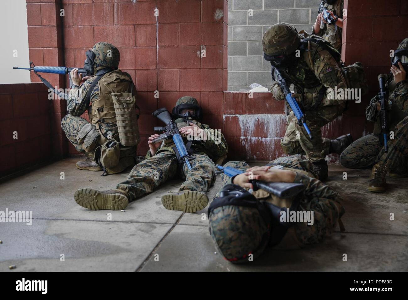 Les Marines américains avec le 6e Bataillon de soutien du génie, 4e Groupe Logistique, maritime et du commando britannique avec 131 Escadron Commando des Royal Engineers, l'armée britannique, de simuler un scénario de vivre à des opérations militaires sur le terrain urbanisé, ou relais de structure, au cours de l'exercice Red Dagger à Fort Indiantown Gap, en Pennsylvanie, le 17 mai 2018. L'exercice Red poignard est un exercice d'entraînement bilatéral qui donne l'occasion d'échanger des Marines tactiques, techniques et procédures ainsi qu'établir des relations de travail avec leurs homologues britanniques. Banque D'Images