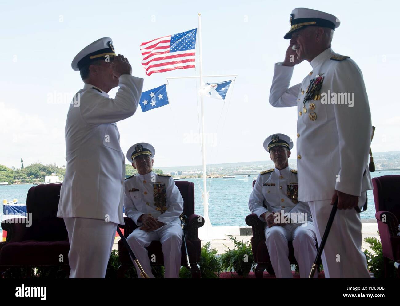 PEARL HARBOR (17 mai 2018) Adm. Scott H. Swift, commandant sortant de la flotte américaine du Pacifique, droite, et adm. John C. Aquilino, nouveau commandant de la flotte américaine du Pacifique, gauche, saluer les uns les autres au cours d'une cérémonie de passation de commandement. Le plus grand commandement de la flotte américaine du Pacifique, la flotte comprend 100 millions de milles carrés, près de la moitié de la surface de la Terre, de l'Antarctique au cercle arctique et de la côte ouest des États-Unis dans l'Océan Indien. La Flotte américaine du Pacifique est composé d'environ 200 navires et sous-marins, près de 1 200 avions, et plus de 130 000 marins et civili Banque D'Images