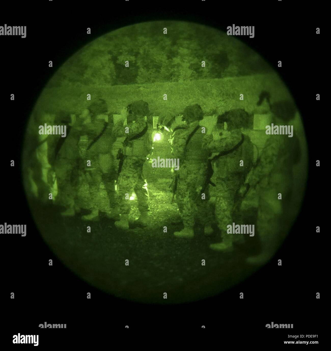 Les Marines américains avec le 6e Bataillon de soutien du génie, 4e Groupe logistique maritime, et les commandos britanniques avec 131 Escadron Commando des Royal Engineers, l'armée britannique, tirer sur les tableaux 5 et 6 à la nuit pendant l'exercice au poignard rouge Fort Indiantown Gap, en Pennsylvanie, le 14 mai 2018. L'exercice Red poignard est un exercice d'entraînement bilatéral qui donne l'occasion d'échanger des Marines tactiques, techniques et procédures ainsi qu'établir des relations de travail avec leurs homologues britanniques. Banque D'Images