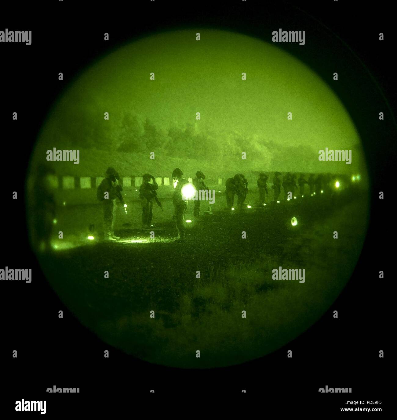 Les Marines américains avec le 6e Bataillon de soutien du génie, 4e Groupe logistique maritime, et les commandos britanniques avec 131 Escadron Commando des Royal Engineers, l'armée britannique, tirer sur les tableaux 5 et 6 à la nuit pendant l'exercice au poignard rouge Fort Indiantown Gap, en Pennsylvanie, le 14 mai 2018. L'exercice Red poignard est un exercice d'entraînement bilatéral qui donne l'occasion d'échanger des Marines tactiques, techniques et procédures ainsi qu'établir des relations de travail avec leurs homologues britanniques. Banque D'Images