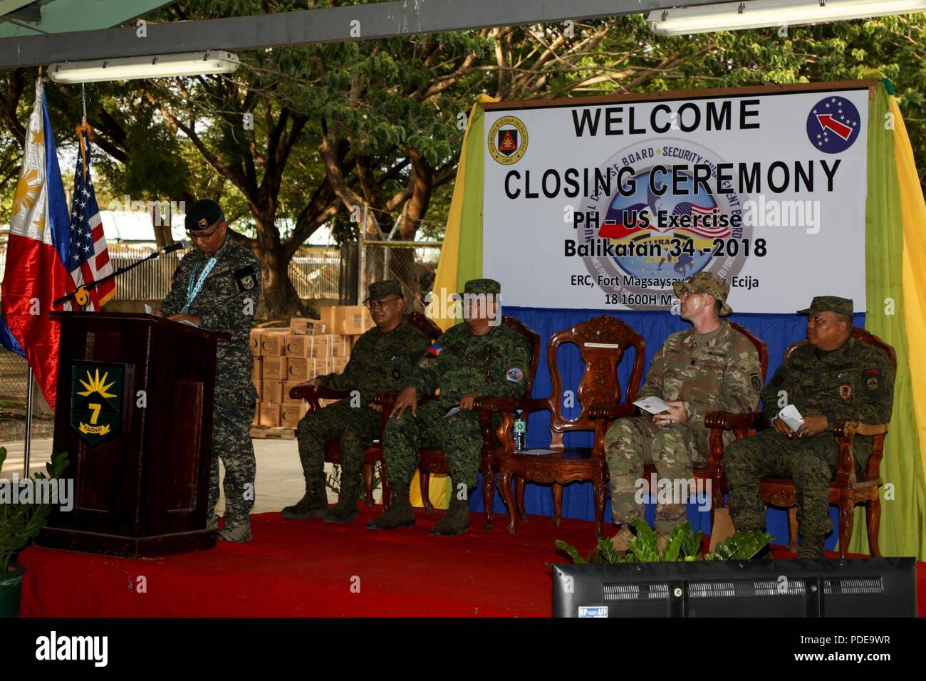 L'Armée Philippine Brig. Gen. Corleto Vinluan, commandant du régiment de la réaction à la lumière, l'adresse aux participants de l'exercice Balikatan cérémonie de clôture tenue le Fort Magsaysay, Philippines, le 17 mai 2018. Exercice Balikatan, dans sa 34e version, est un américain annuel-exercice d'entraînement militaire des Philippines a porté sur une grande variété de missions, y compris l'assistance humanitaire et les secours en cas de catastrophe, la lutte contre le terrorisme, et d'autres opérations militaires conjointes tenues du 7 mai au 18 mai. Banque D'Images