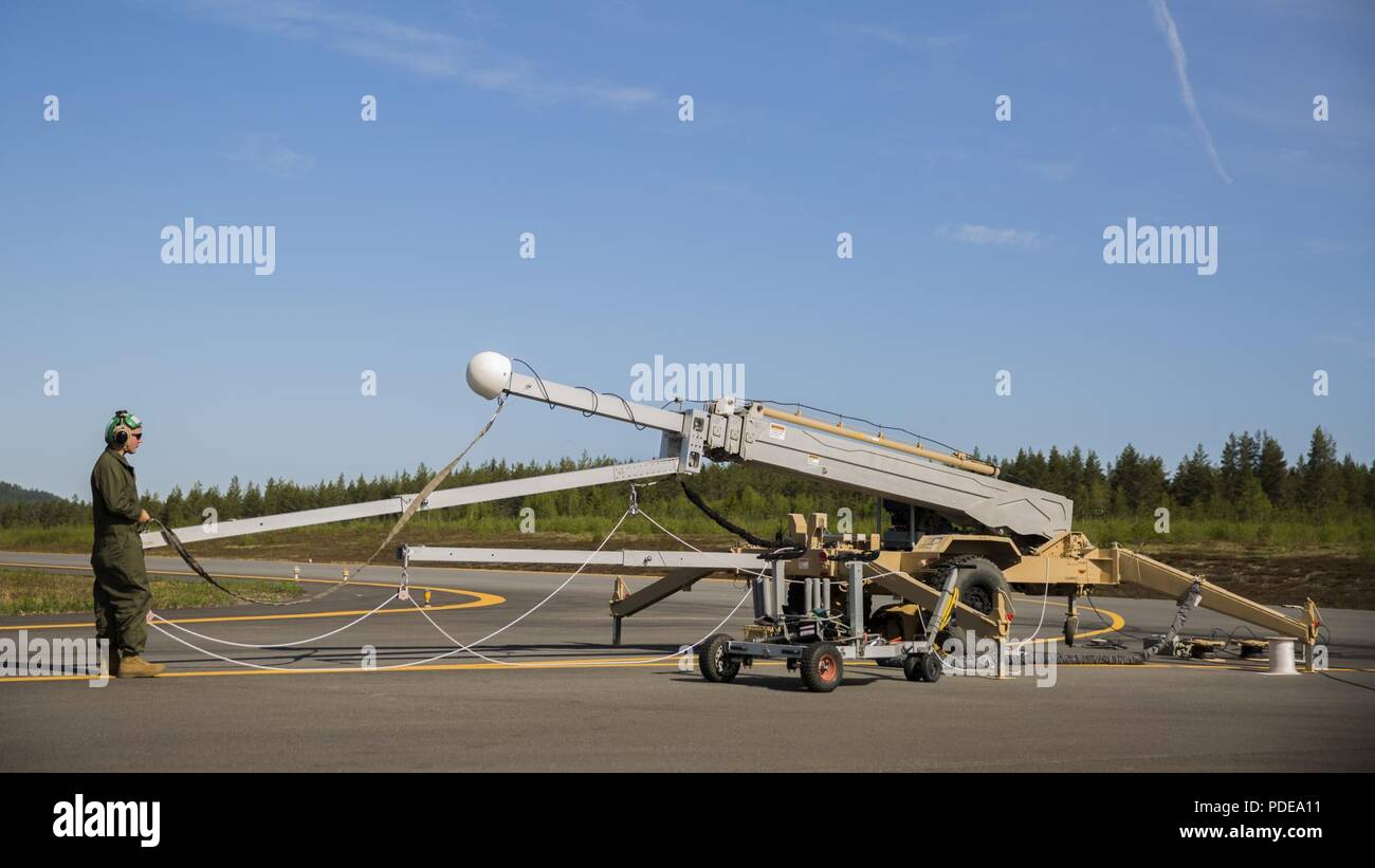 Le Corps des Marines des États-Unis. Johnathon C. Daly met en place un système de récupération au cours du renne gelé à Rena, la Norvège, le 19 mai 2018. Renne gelé est un exercice de formation pour le renforcement des compétences en vol et au sol pour augmenter l'état de préparation de l'unité. Daly est un système aérien sans pilote technicien en avionique à l'Escadrille de véhicules aériens télépilotés Marine 2. Banque D'Images