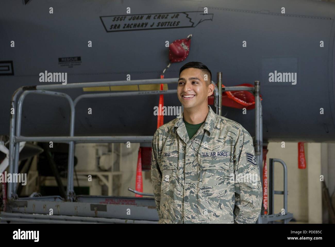 Le s.. Juan Cruz Jr., 4e Escadron de maintenance des aéronefs, chef d'équipe dédié se tient juste en face de son nom a récemment révélé sur un F-15E Strike Eagle, le 18 mai 2018, à Seymour Johnson Air Force Base, la Caroline du Nord. Cruz en compétition pour l'honneur de CDC et a été sélectionné par le 335e Escadron de chasse commandant, le Lieutenant-colonel Isaac Bell. Banque D'Images