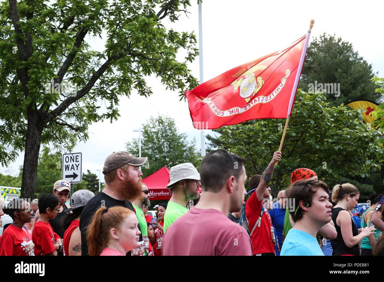 Les participants se tiennent debout en avant de lancer la 11e édition annuelle historique de la moitié du Corps des Marines (MCHH), un 13,1 milles de la route Fredericksburg Expo Center dans le centre-ville historique de Fredericksburg, en Virginie, les zones, le 20 mai 2018. L'MCHH attire plus de 8 000 participants et comprend le Devil Dog Marine Corps et double 5ive Semper courses. Banque D'Images