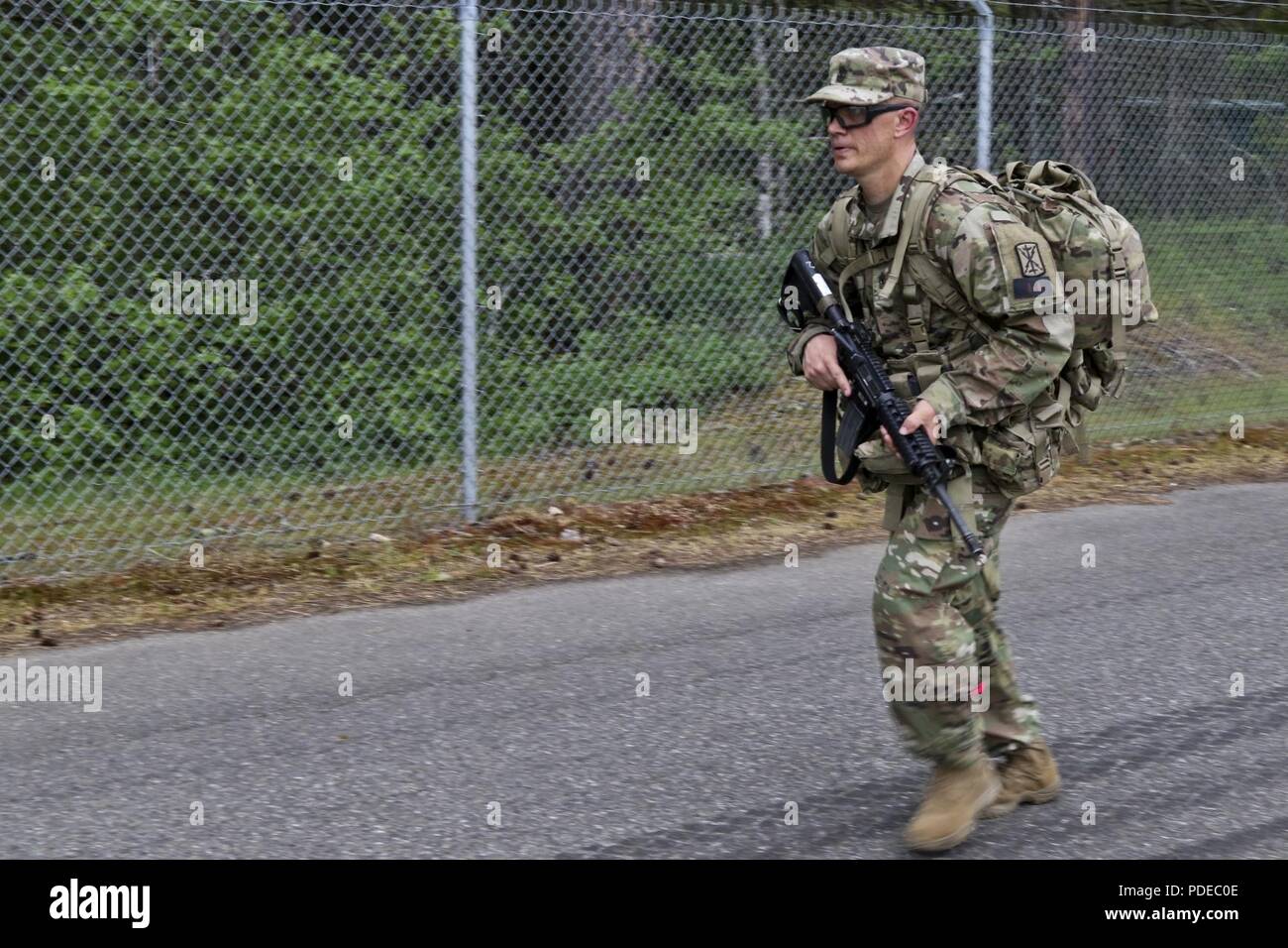 1er Sgt. Kelsey Scott à partir de 5e Bataillon, 3e Régiment d'artillerie, 17e Brigade d'Artillerie effectue un 7-mile ruck mars pendant la 2e meilleur GUERRIER I Corps compétition à Joint Base Lewis-McChord le 15 mai 2018. La Convention est tenue de mesurer les capacités techniques et tactiques bien que concurrentes dans les situations de stress élevé. Banque D'Images