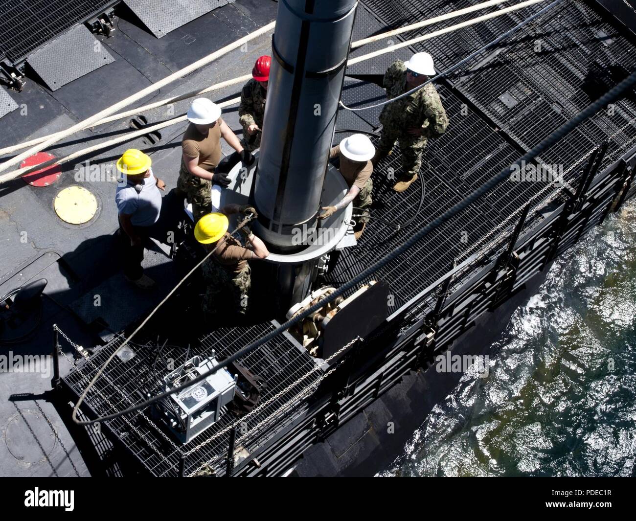 PEARL HARBOR, Hawaii (20 mai 2018) -- la classe Los Angeles sous-marin d'attaque rapide USS Santa Fe (SSN 763) reçoit une torpille du sous-marin USS Emory S. Land d'offres (comme 39) pendant une opération de démonstration AJAX, le 20 mai 2018. L'Emory S. Land est en ce moment sur un service escale à Pearl Harbor, Hawaii. L'Emory S. Land est homeported in Apra Harbour, Guam et offre des services de maintenance, les services de l'hôtel et un soutien logistique à des sous-marins et navires de surface int il flotte des États-Unis 5e et 7e secteurs d'opération. Banque D'Images