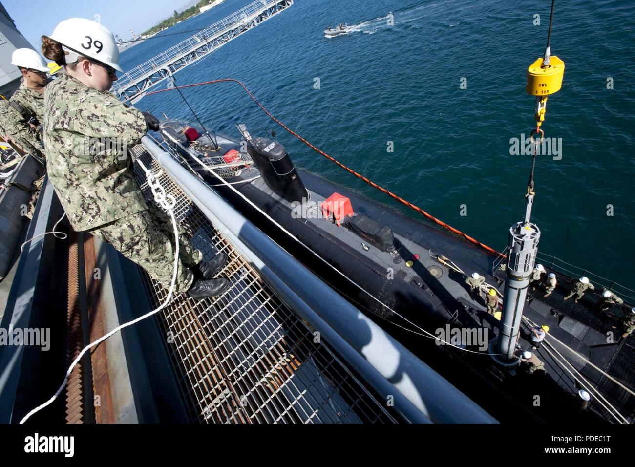 PEARL HARBOR, Hawaii (20 mai 2018) -- la classe Los Angeles sous-marin d'attaque rapide USS Santa Fe (SSN 763) reçoit une torpille du sous-marin USS Emory S. Land d'offres (comme 39) pendant une opération de démonstration AJAX, le 20 mai. L'Emory S. Land est en ce moment sur un service escale à Pearl Harbor, Hawaii. L'Emory S. Land est homeported in Apra Harbour, Guam et offre des services de maintenance, les services de l'hôtel et un soutien logistique à des sous-marins et navires de surface int il flotte des États-Unis 5e et 7e secteurs d'opération. Banque D'Images