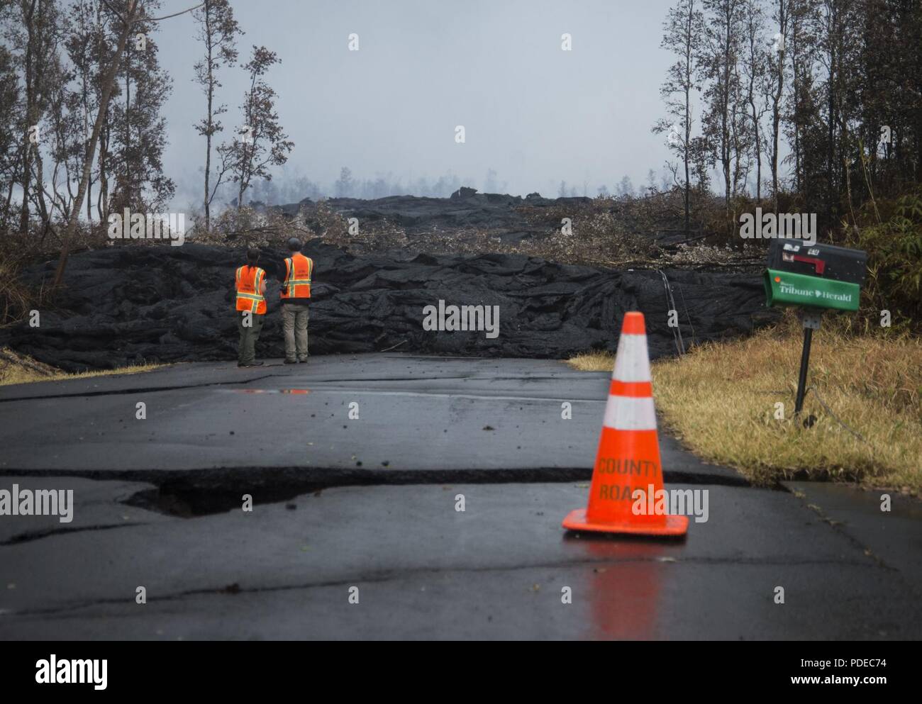 Pāhoa, New York, 20 mai 2018 - U.S. Environmental Protection Agency (EPA) de l'équipe d'intervention environnementale évaluer la lave durcie en raison de l'éruption volcanique Kīlauea. La zone résidentielle de Leilani Estates a été évacué en raison de déversements de lave, les tremblements de terre, incendie, et de fortes concentrations de dioxyde de soufre. Banque D'Images