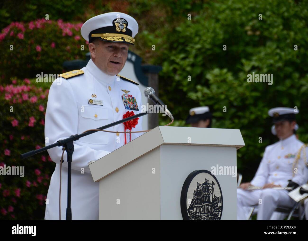 SHIMODA, le Japon (19 mai 2018) - Arrière Adm. Greg Fenton, commandant des Forces navales des États-Unis, Japon, offre ses vœux de félicitations lors de la 79e Festival annuel de Shimoda Bateau Noir cérémonie. La participation de la Marine à ce festival célèbre le patrimoine de la marine japonaise américaine premier partenariat établi par le commodore Matthew Perry's 1853 Visite du port. Banque D'Images