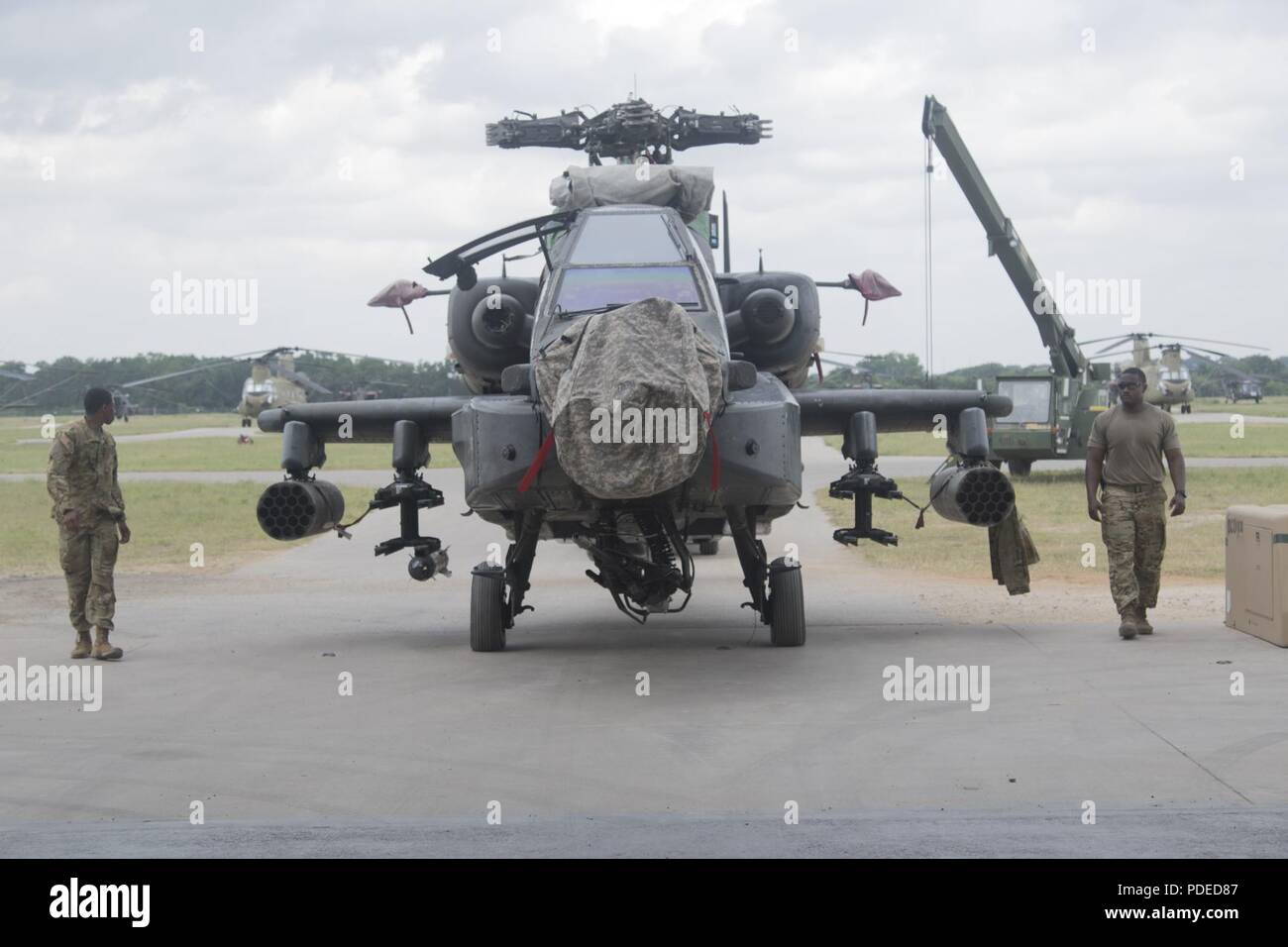 La CPS. Kendall Smith et Pvt. Deshawn Simon avec Delta Entreprise, 1-130ème Bataillon de Reconnaissance, d'attaque, Groupe de travail Panther, 101e Brigade d'aviation de combat, 101e Division aéroportée, guider l'AH-64D Longbow Apache hélicoptère dans une baie d'entretien à North Fort Hood au Texas, le 19 mai 2018. Le maintien d'avion est l'une des fonctions les plus importantes d'une unité d'aviation parce qu'il permet le déploiement rapide des ressources lorsque d'autres unités ont besoin d'un soutien aérien. Banque D'Images