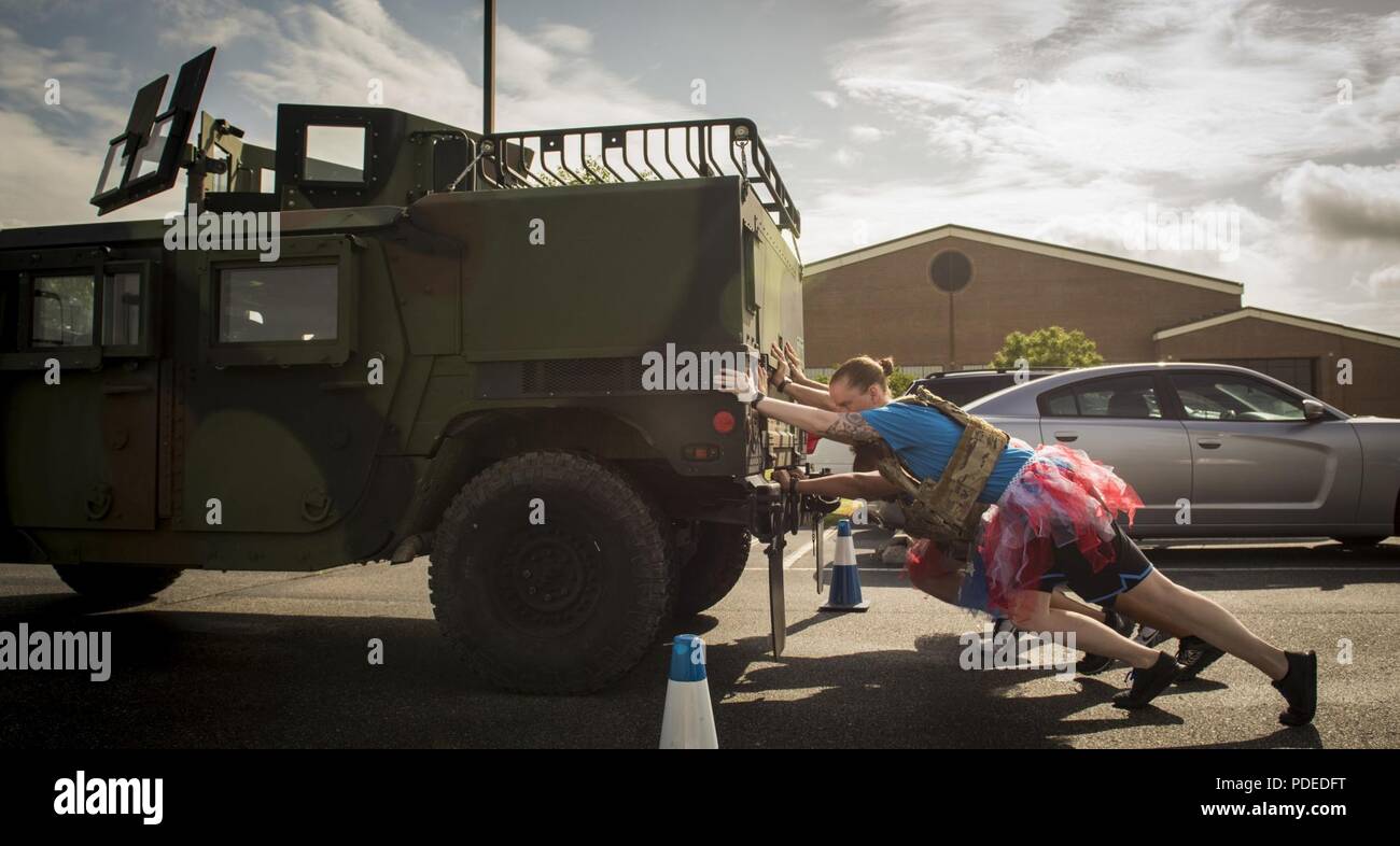 Le 633e Escadron de soutien médical pousse l'équipe une Humvee durant la Semaine nationale de la police au défi des défenseurs Joint Base Langley-Eustis, Virginie, le 16 mai 2018. Le Humvee pousser était un de plusieurs stations qui ont testé la force mentale et physique. Banque D'Images