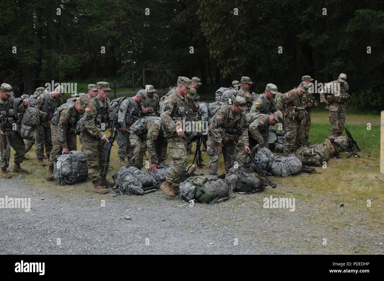 Concurrents dans le I Corps 2018 Concours meilleur guerrier se préparent à tenter d'obstacles au cours du 2e jour de la compétition le 15 mai 2018, at Joint Base Lewis-McChord. Le cours comprenait des divers obstacles épuisant physiquement et les soldats tâche était de terminer le parcours le plus rapidement possible. Banque D'Images