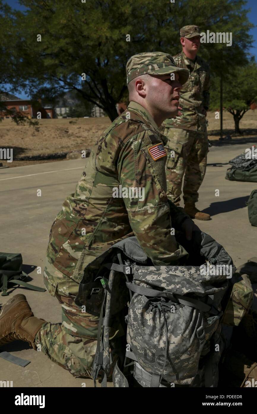 Soldat américain de la CPS. Tyler Gadapee, affecté à la 7ème commande de signal, packs son sac ruck en préparation pour le réseau (commandes de l'entreprise NETCOM) Concurrence Concurrence meilleur guerrier à Fort Huachuca, AZ., le 18 mai 2018. Au cours de la compétition meilleur guerrier NETCOM, Signal de l'armée américaine de soldats à travers le monde ont participé au concours de meilleur guerrier NETCOM à tester dans la navigation terrestre, un shoot, un stress 12 mile ruck mars, une course d'obstacles, un test de condition physique de l'armée et d'un conseil. Banque D'Images