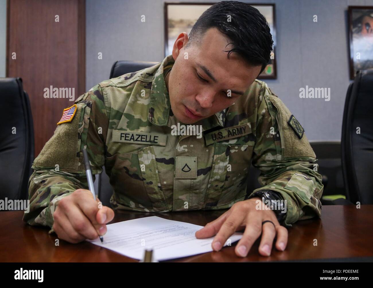 Soldat américain de la CPS. Andrew Feazelle, affecté à la 7ème commande signal de test écrit, prend le commandement de l'entreprise Réseau (NETCOM) Concurrence La concurrence au meilleur guerrier, Fort Huachuca AZ., le 18 mai, 2018. Pendant la compétition meilleur guerrier NETCOM, Signal de l'armée américaine de soldats à travers le monde ont participé au concours de meilleur guerrier NETCOM à tester dans la navigation terrestre, un shoot, un stress 12 mile ruck mars, une course d'obstacles, un test de condition physique de l'armée et d'un conseil. Banque D'Images