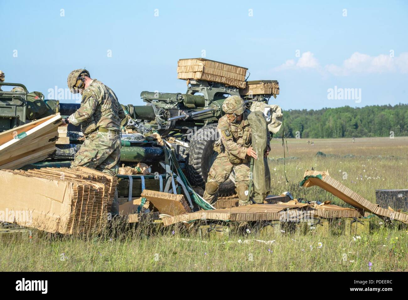 Les parachutistes de l'armée américaine 4e Bataillon, affecté au 319e Régiment d'artillerie aéroporté, 173e Brigade aéroportée emploient un obusier M119 105mm après la tenue d'une forte baisse et un avion d'assaut à la 7e armée du Commandement de l'aire d'entraînement Grafenwoehr, Allemagne, le 18 mai 2018. Banque D'Images