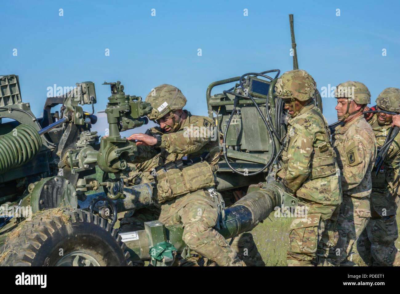 Les parachutistes de l'armée américaine 4e Bataillon, affecté au 319e Régiment d'artillerie aéroporté, 173e Brigade aéroportée emploient un obusier M119 105mm après la tenue d'une forte baisse et un avion d'assaut à la 7e armée du Commandement de l'aire d'entraînement Grafenwoehr, Allemagne, le 18 mai 2018. Banque D'Images