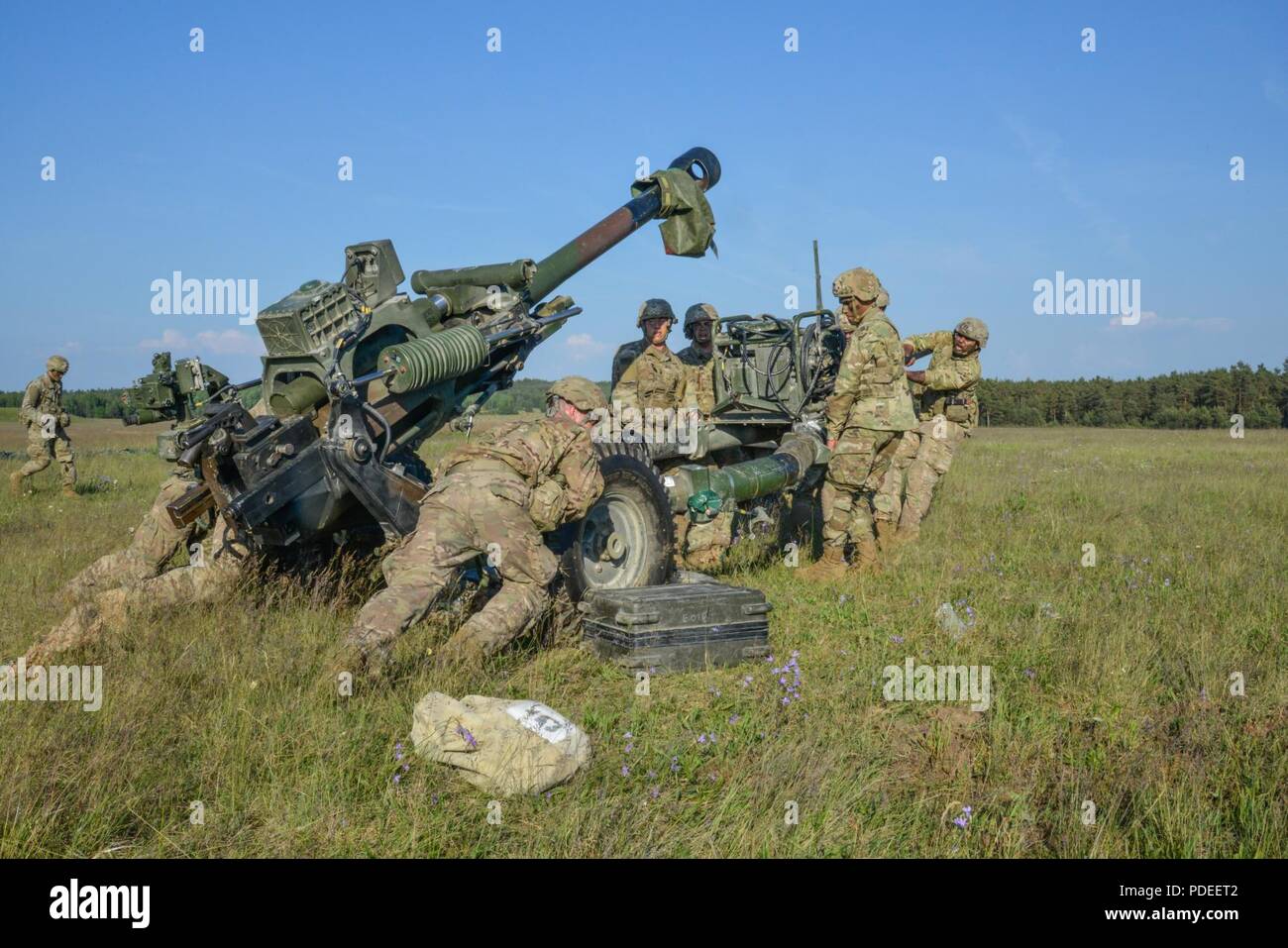 Les parachutistes de l'armée américaine 4e Bataillon, affecté au 319e Régiment d'artillerie aéroporté, 173e Brigade aéroportée emploient un obusier M119 105mm après la tenue d'une forte baisse et un avion d'assaut à la 7e armée du Commandement de l'aire d'entraînement Grafenwoehr, Allemagne, le 18 mai 2018. Banque D'Images