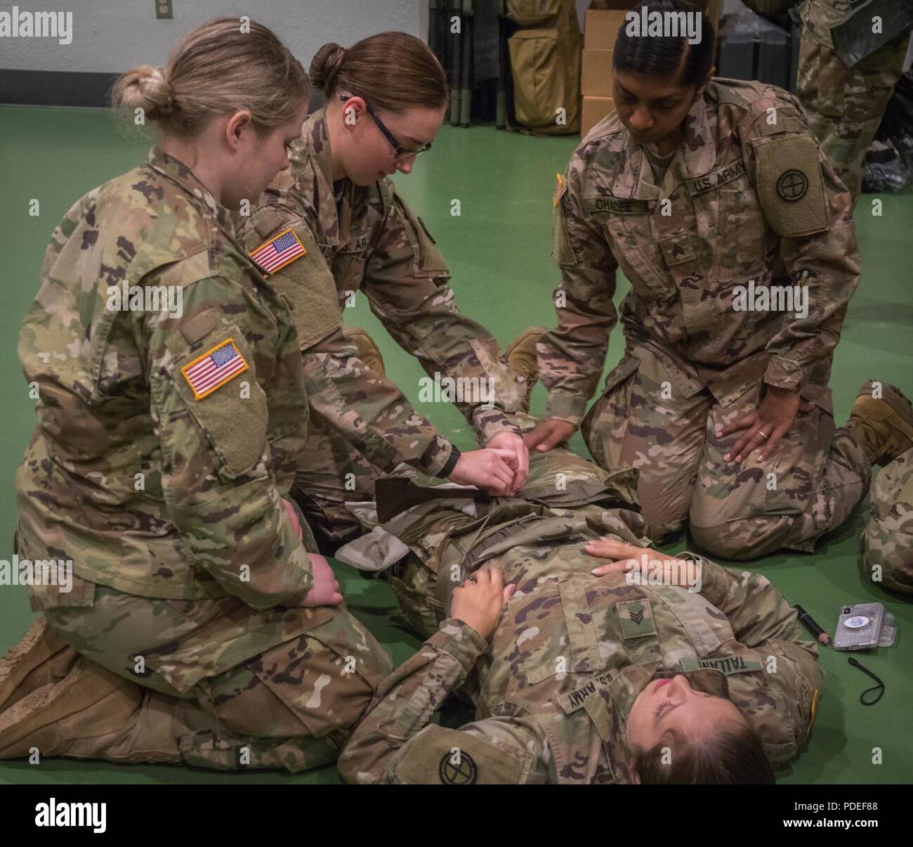 La Garde nationale armée du Missouri PFC. Megan Wilbanks, un spécialiste des soins de santé avec le Siège de l'entreprise et de l'Administration centrale (HHC), 35e Brigade d'aviation de combat (CAB), de Boone, Mo., pratiques d'appliquer un bandage sur le Sgt. Alexiss Tallant, une sous-direction des ressources humaines avec HHC, avant de mener la vie de combat au cours des sauveurs Nutter Field House à Fort Leonard Wood, Missouri, le 16 mai 2018. Wilbanks et Tallant a aidé les sections médicales de HHC, 35e cabine ; le 935e Bataillon de soutien d'aviation (CNA), dont le siège social se trouve à Springfield, Missouri, et plusieurs soldats d'autres unités au sein de la sim Banque D'Images