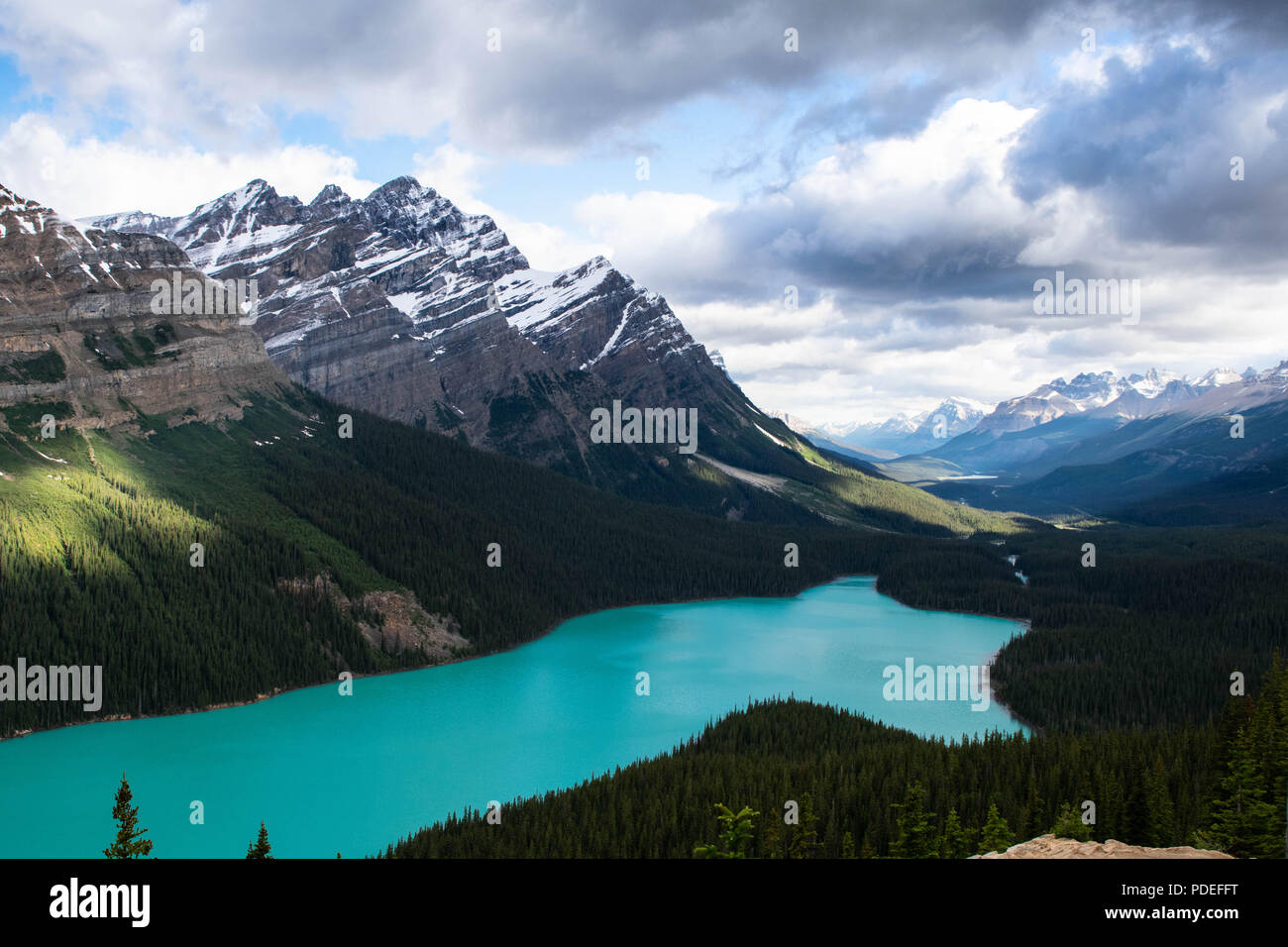 En arrivant au lac Moraine à Banff, en Alberta, tout comme le soleil a commencé à augmenter et chatouiller les nuages au-dessus de la vallée des Dix-Pics. Banque D'Images