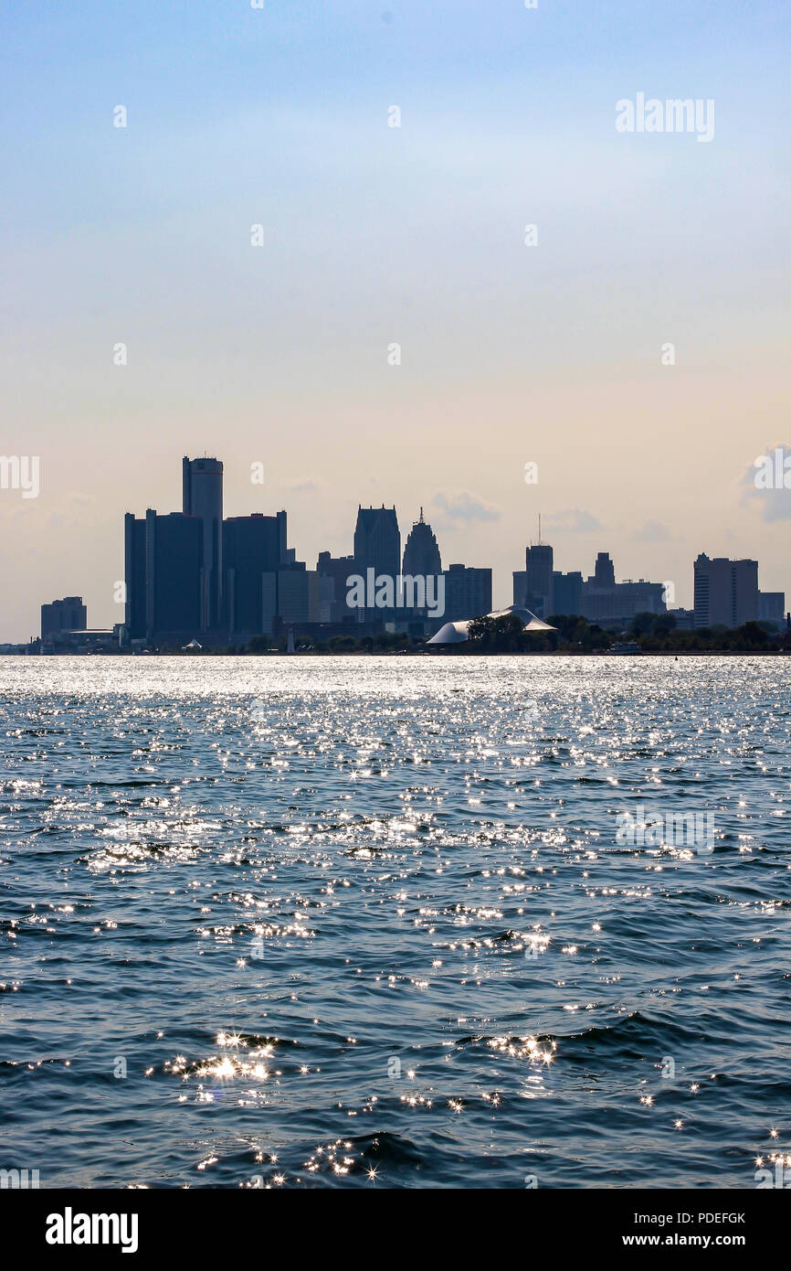 La vue sur la rivière Détroit de Belle Isle, l'affichage, le centre-ville de Detroit, au pont Ambassador et la frontière canadienne. Banque D'Images
