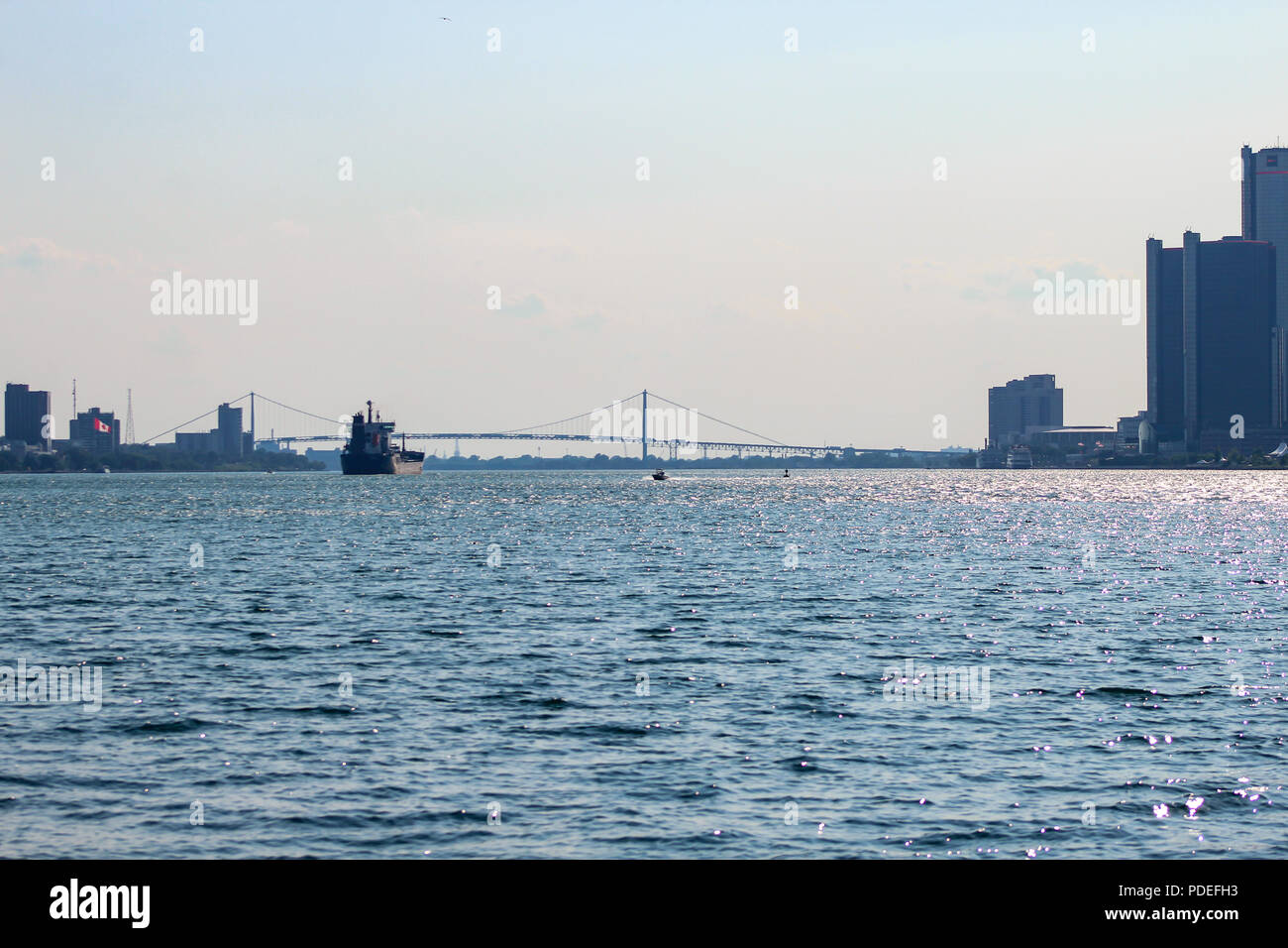 La vue sur la rivière Détroit de Belle Isle, l'affichage, le centre-ville de Detroit, au pont Ambassador et la frontière canadienne. Banque D'Images