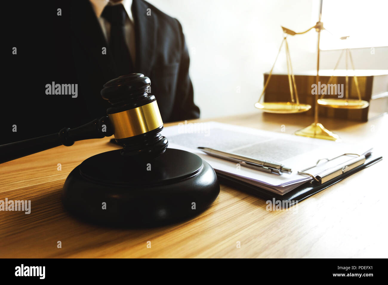 Avocat travaille sur la table de bureau. consultant avocat, procureur, juge, Cour concept. Banque D'Images