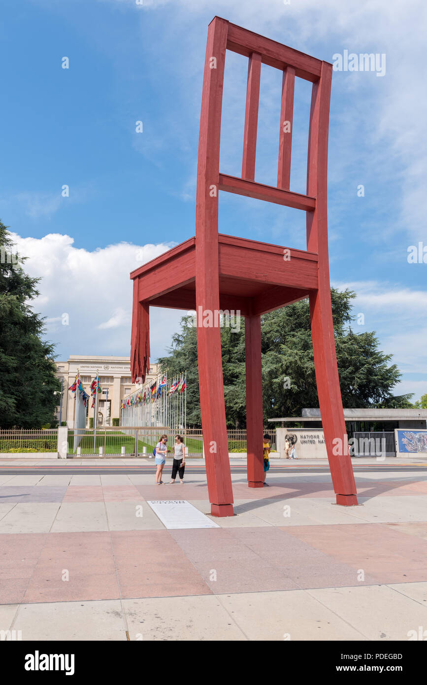 Sculpture chaise brisée (1997) par l'artiste suisse Daniel Berset à la Place des Nations Unies à Genève, en Suisse, en face du siège de l'Organisation des Nations Unies Banque D'Images