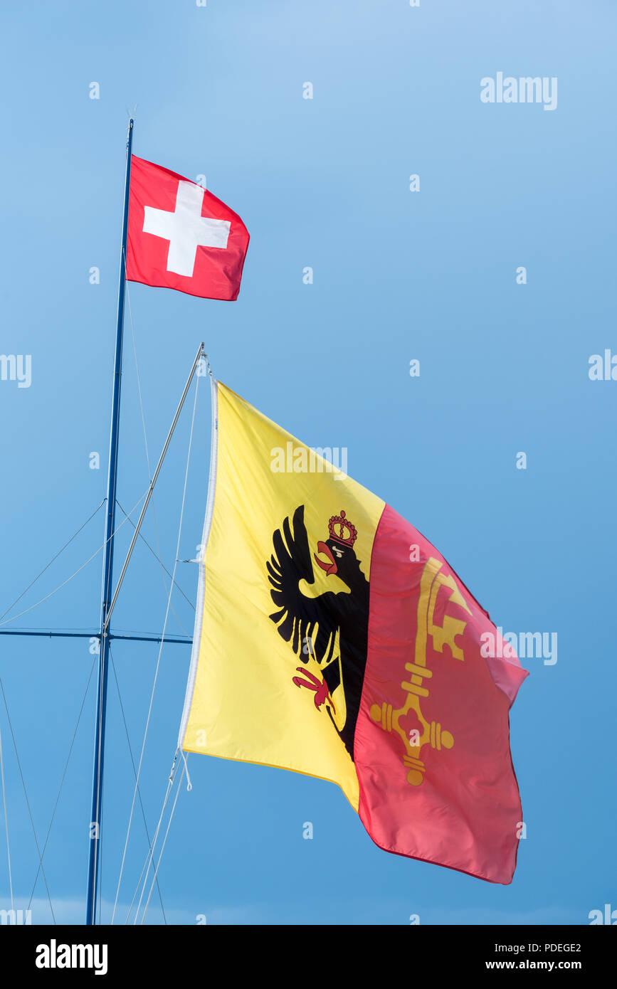 Drapeau national de Suisse et le drapeau de l'Évêché de Genève sur un mât de vol Banque D'Images