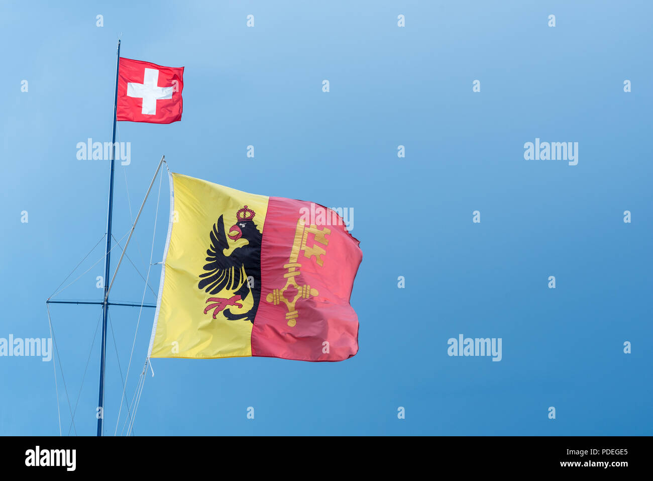 Drapeau national de Suisse et le drapeau de l'Évêché de Genève sur un mât de vol Banque D'Images