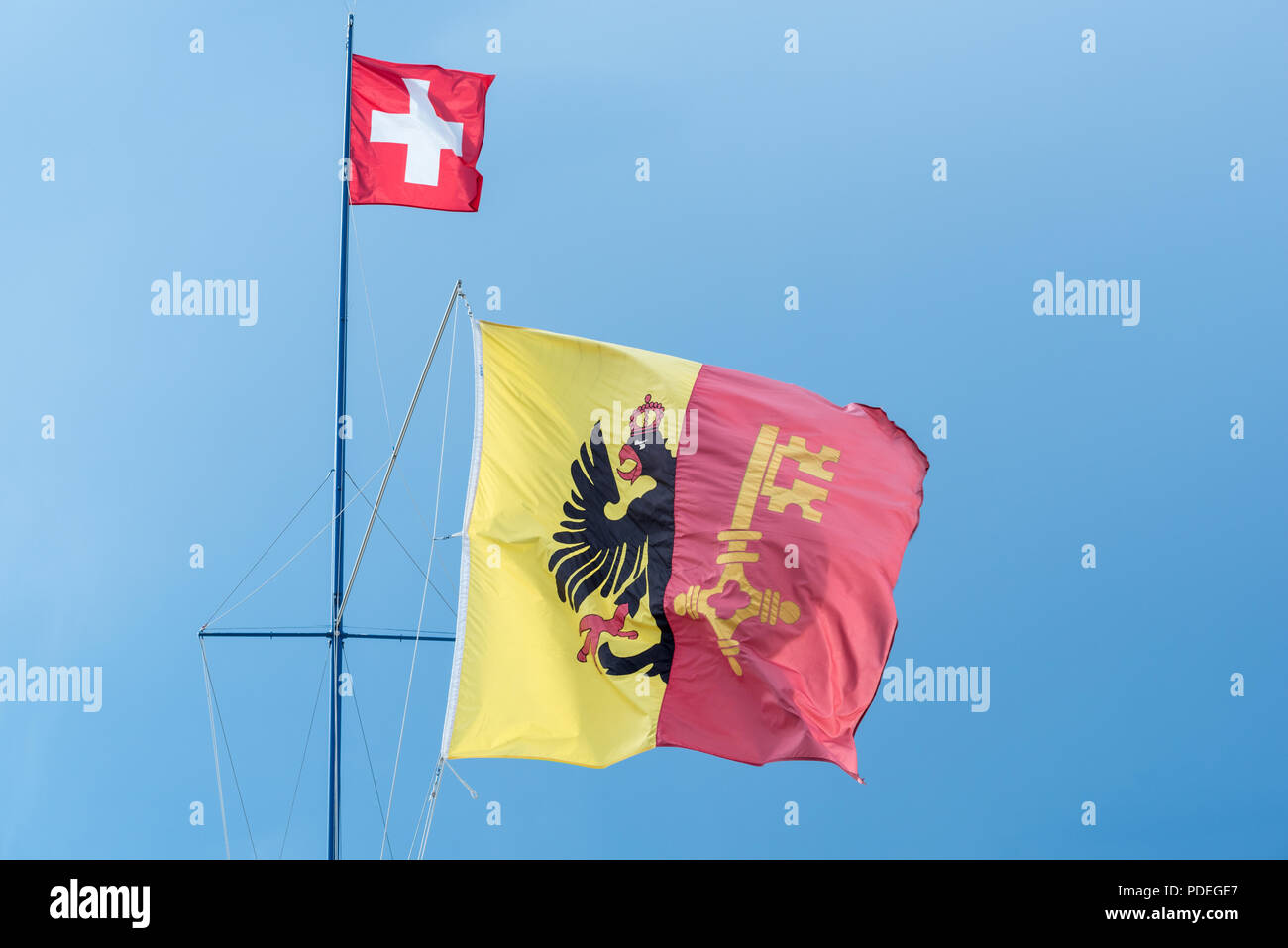 Drapeau national de Suisse et le drapeau de l'Évêché de Genève sur un mât de vol Banque D'Images