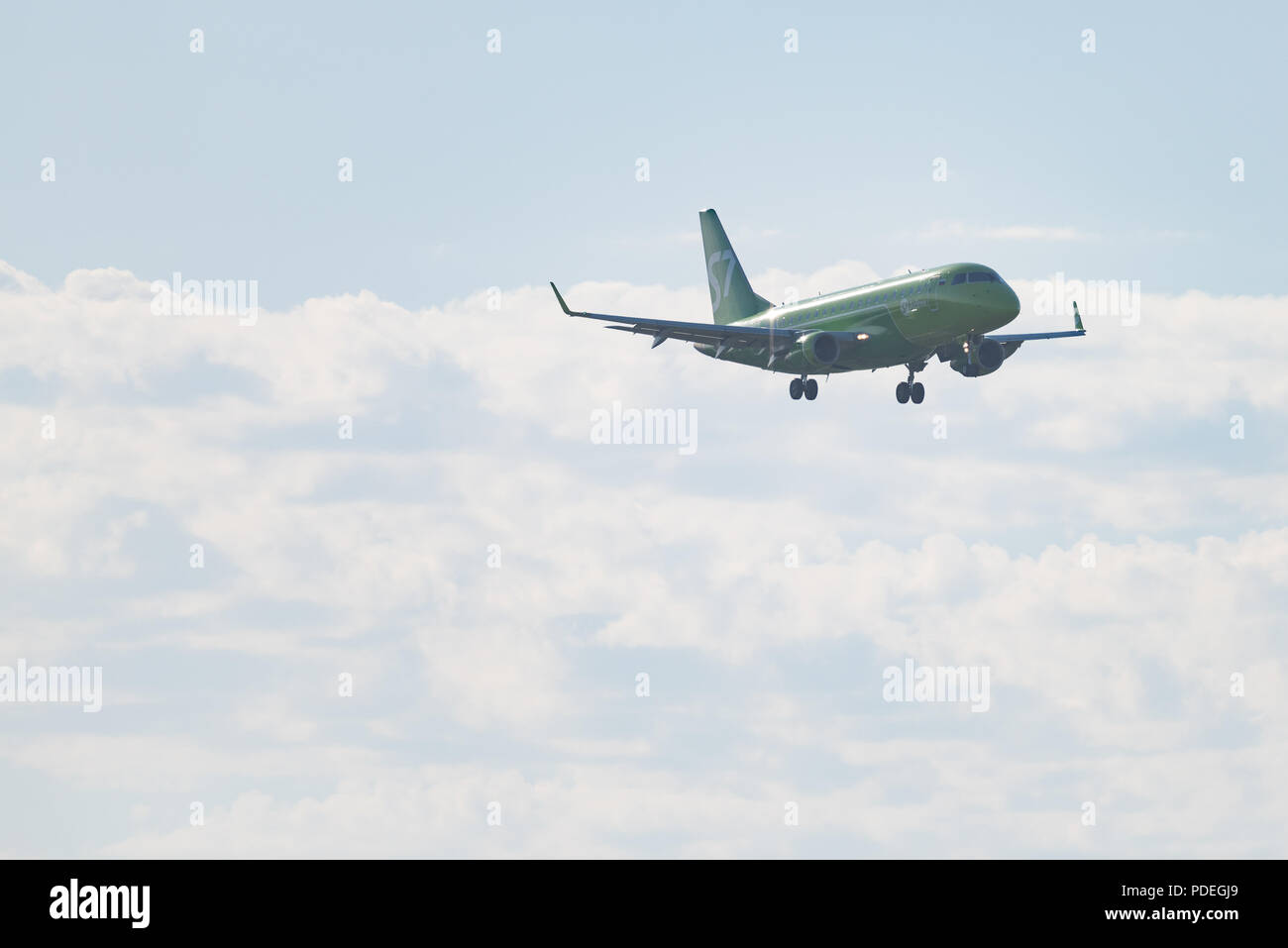 Novosibirsk, Russie - 7 juin 2018 : Embraer 170-100SU 50-2106-BYG S7 Airlines des approches pour l'atterrissage à l'aéroport international Tolmachevo. Banque D'Images