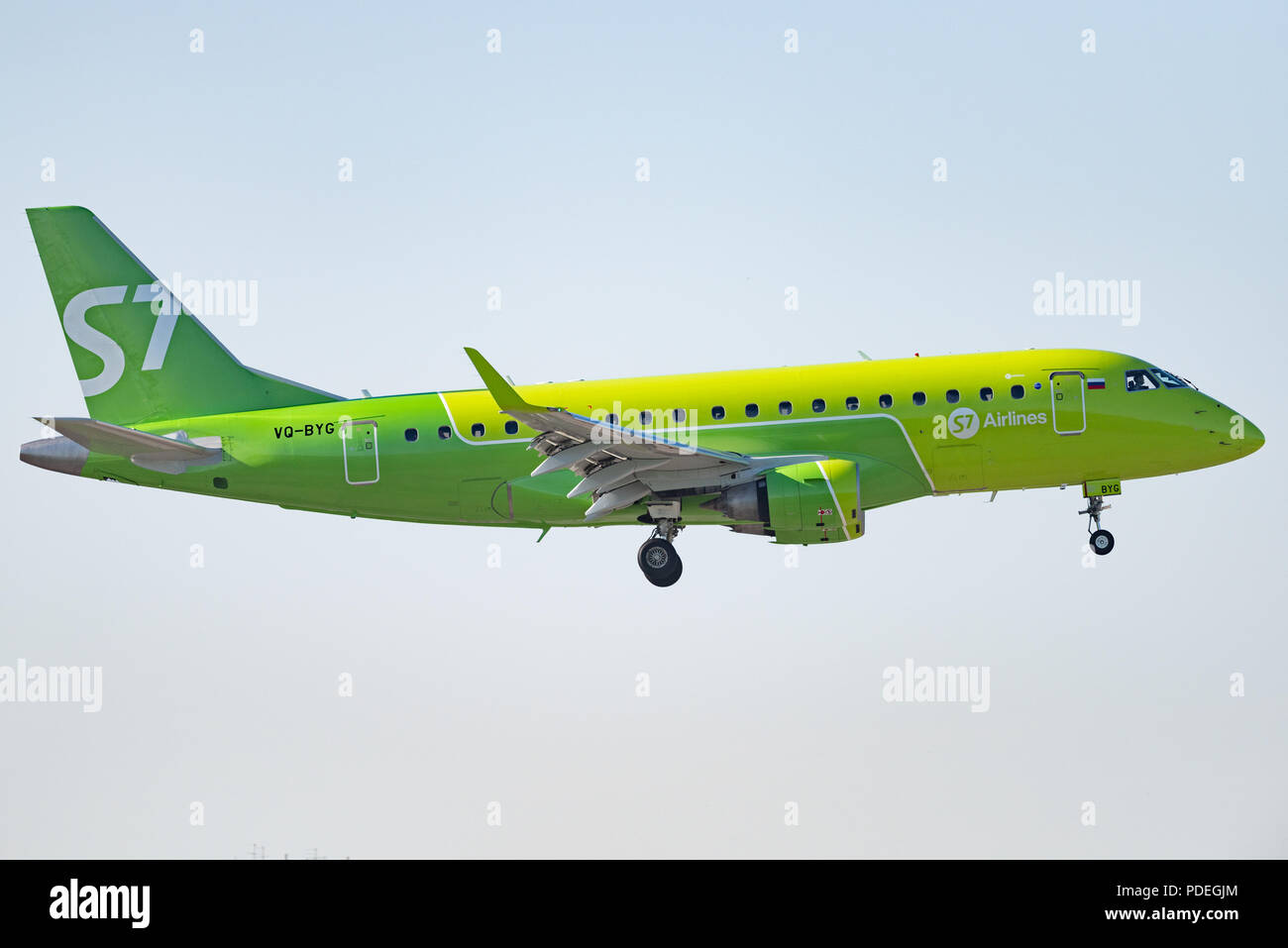 Novosibirsk, Russie - 7 juin 2018 : Embraer 170-100SU 50-2106-BYG S7 Airlines des approches pour l'atterrissage à l'aéroport international Tolmachevo. Banque D'Images
