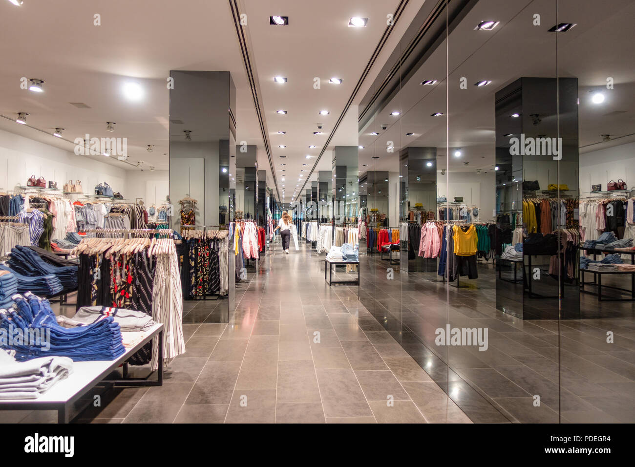 Intérieur du magasin de vêtements de mode Mango à Vilnius. MANGO est une entreprise de conception et de fabrication de vêtements Banque D'Images